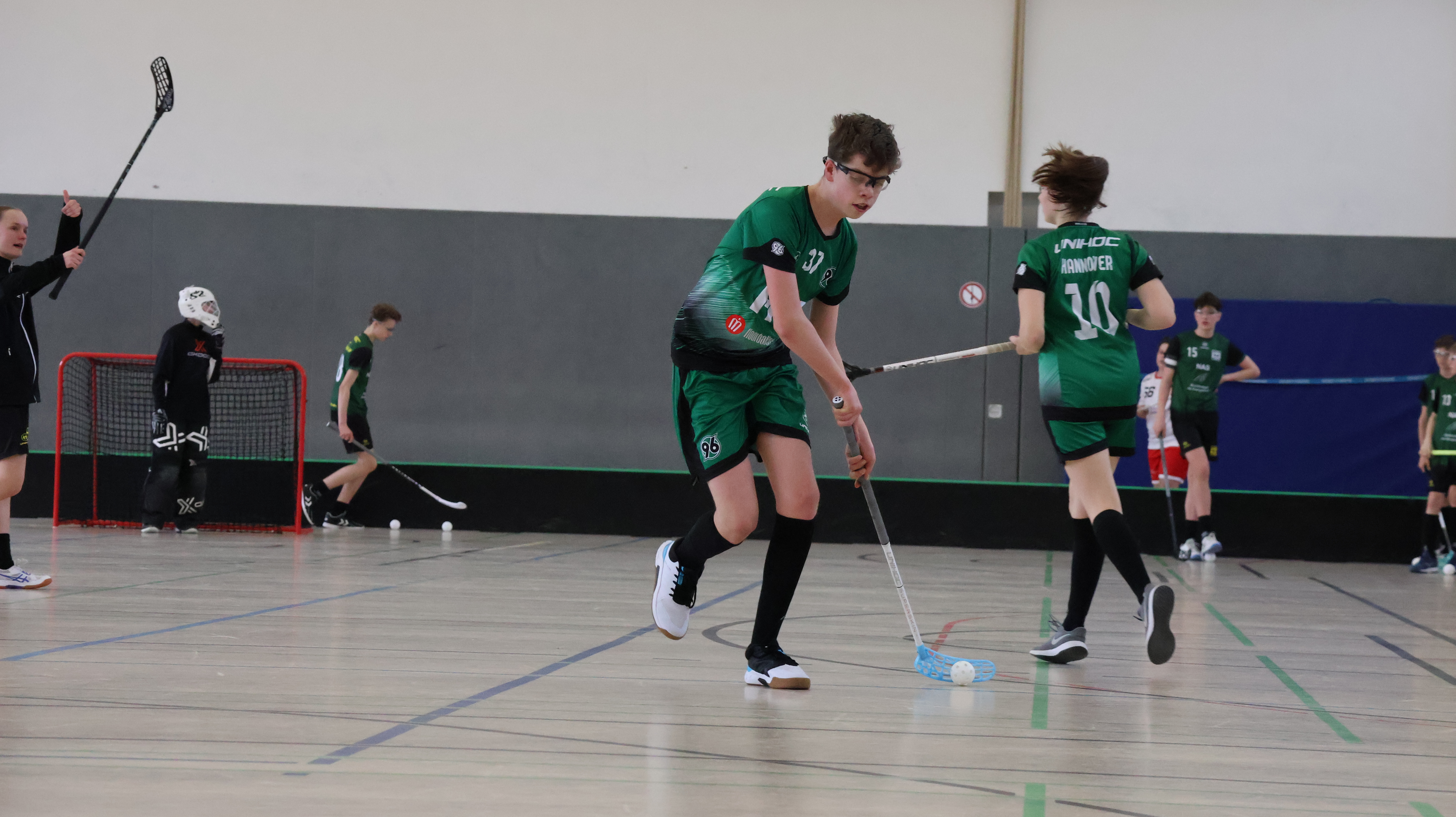 Alex Hermann beim Floorballspielen in der Halle.