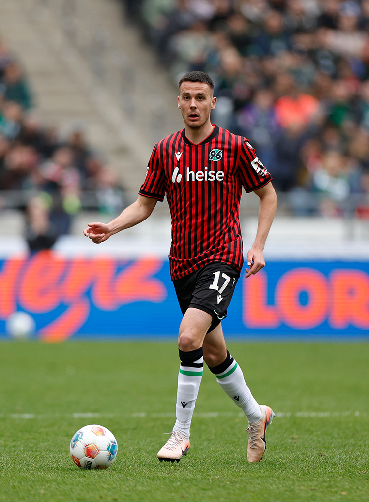 Bastian Allgeier führt im Heimspiel den Ball.