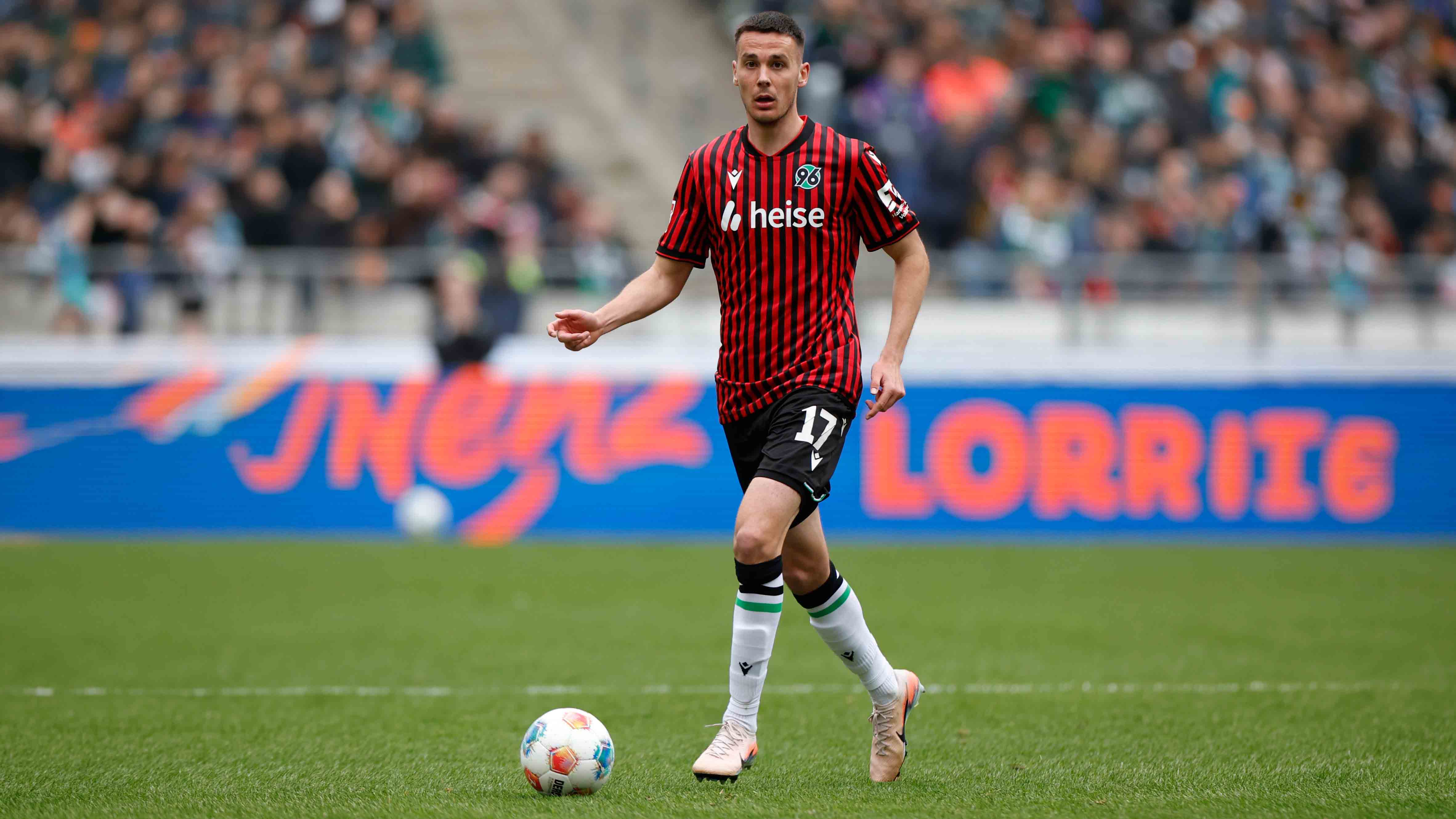 Bastian Allgeier führt im Heimspiel den Ball.