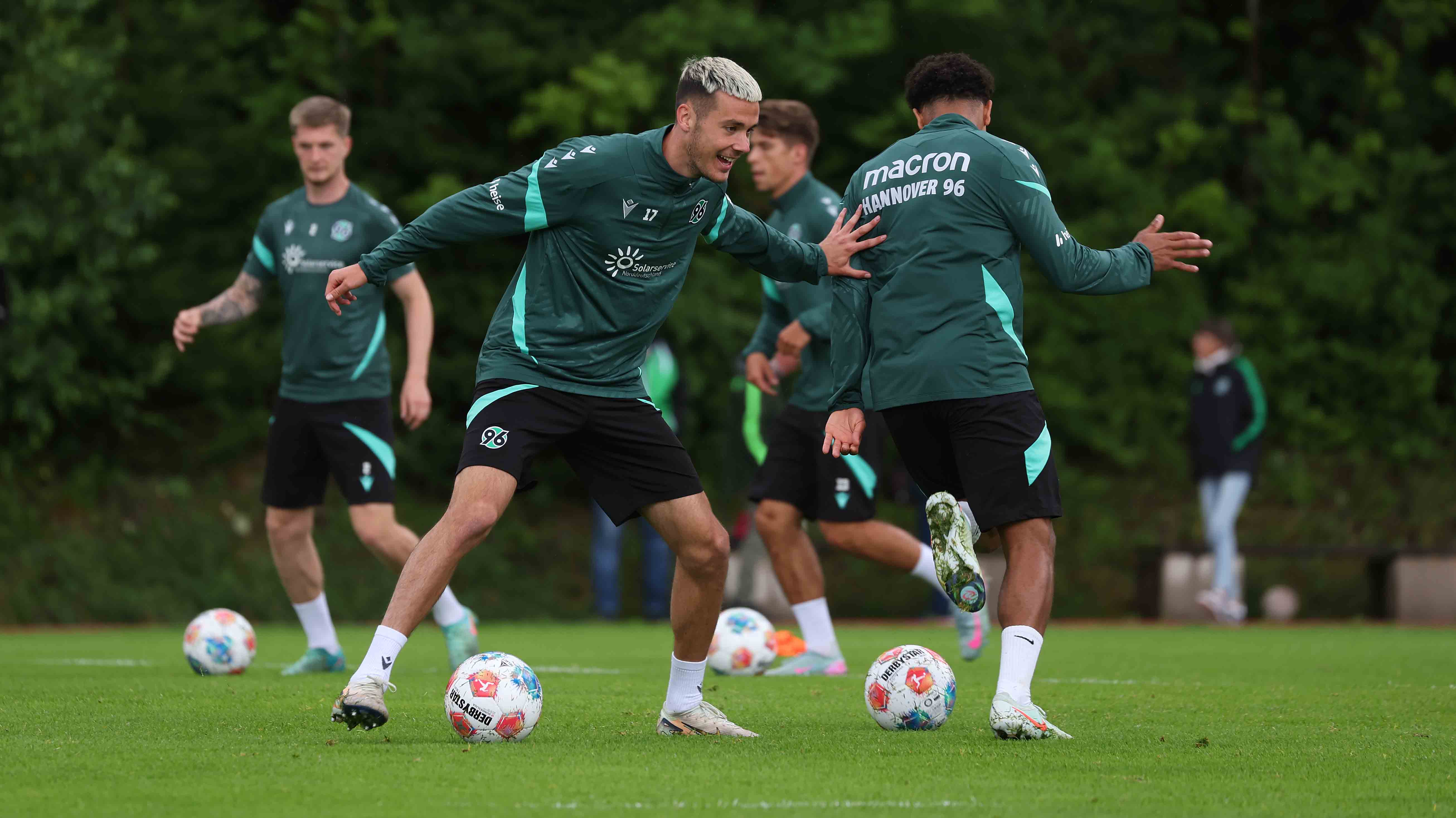 Bastian Allgeier behauptet den Ball vor "Taddel" Momuluh.