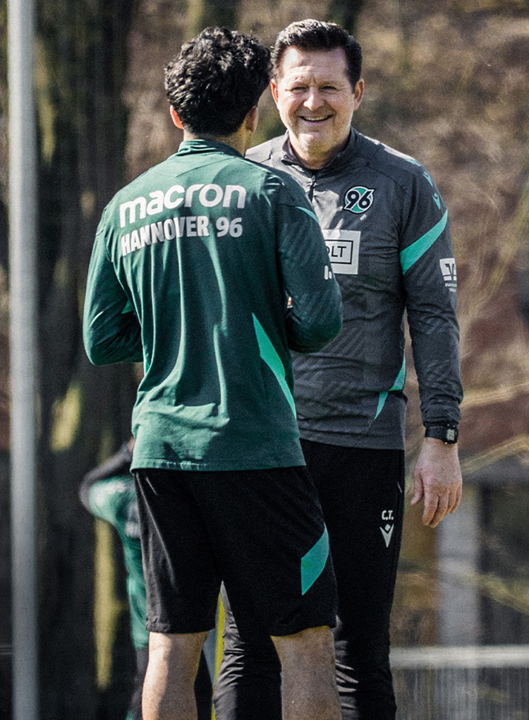 Christian Titz unterhält sich auf dem Trainingsplatz mit einem Spieler.