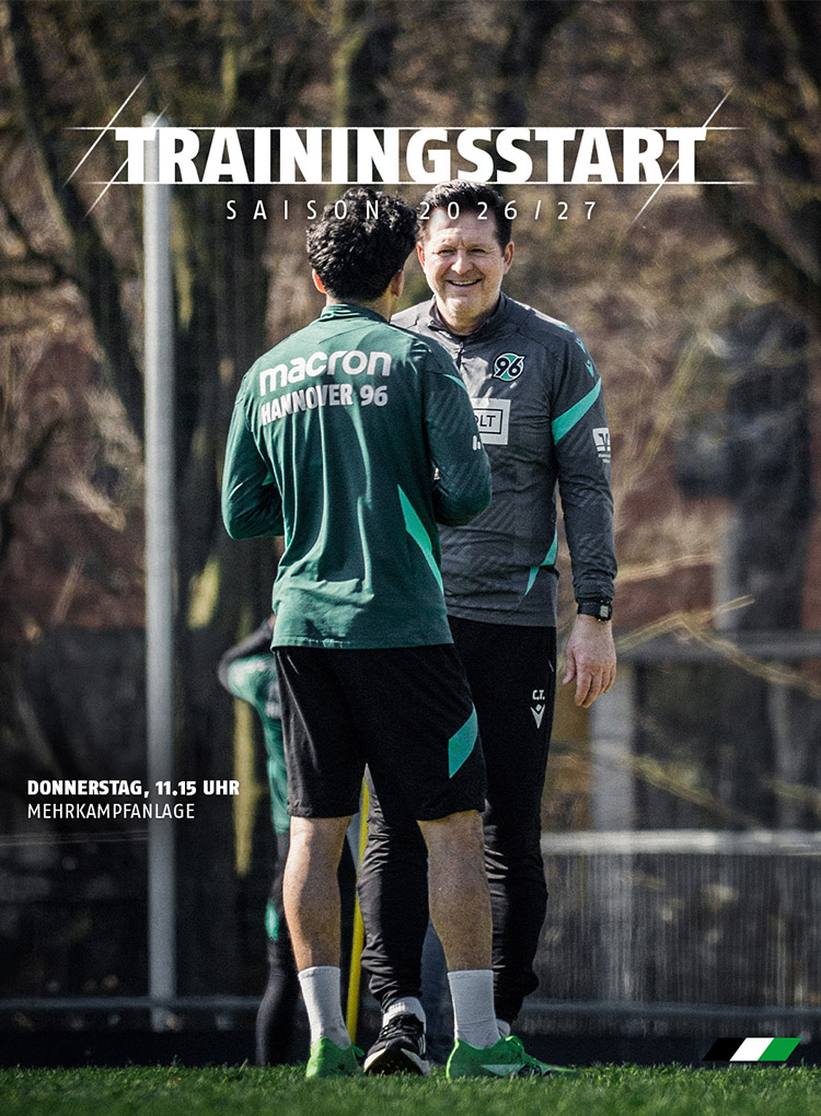 Christian Titz unterhält sich auf dem Trainingsplatz mit einem Spieler.