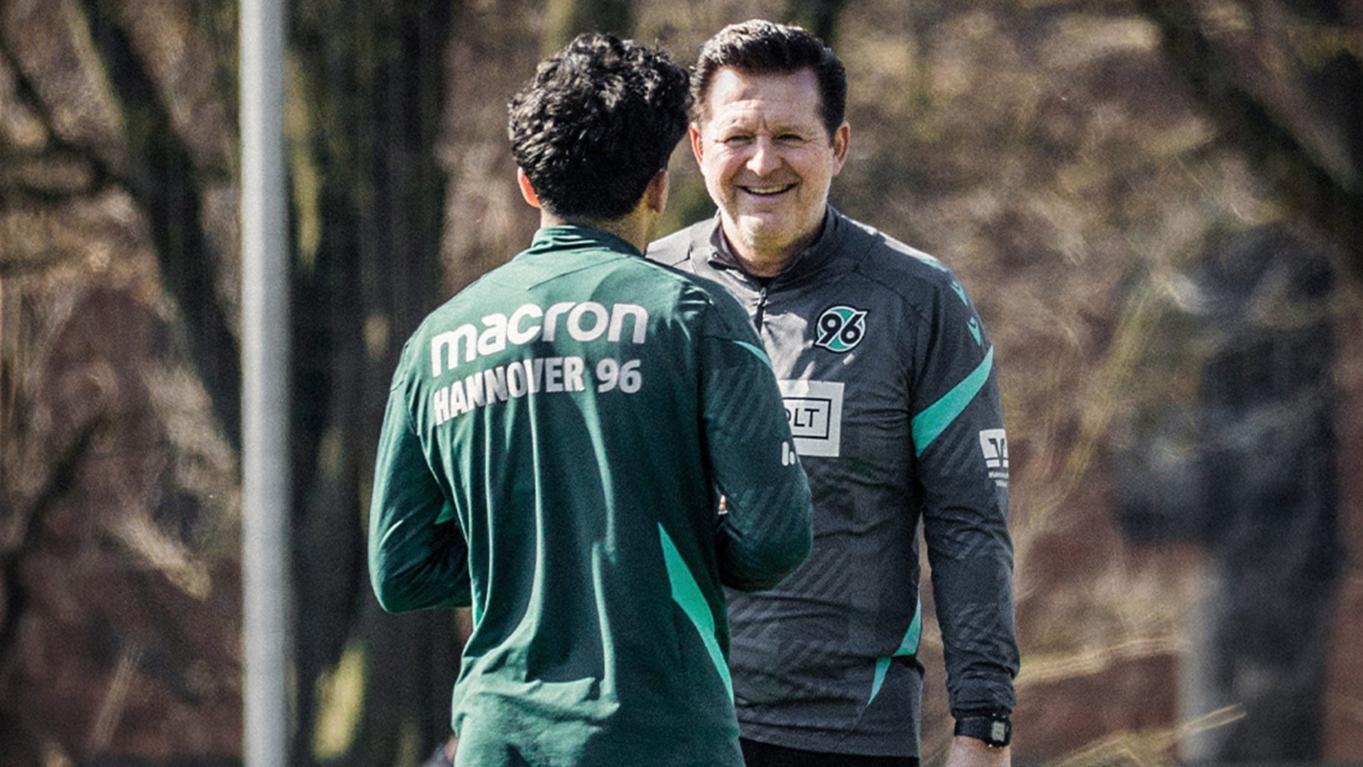 Christian Titz unterhält sich auf dem Trainingsplatz mit einem Spieler.