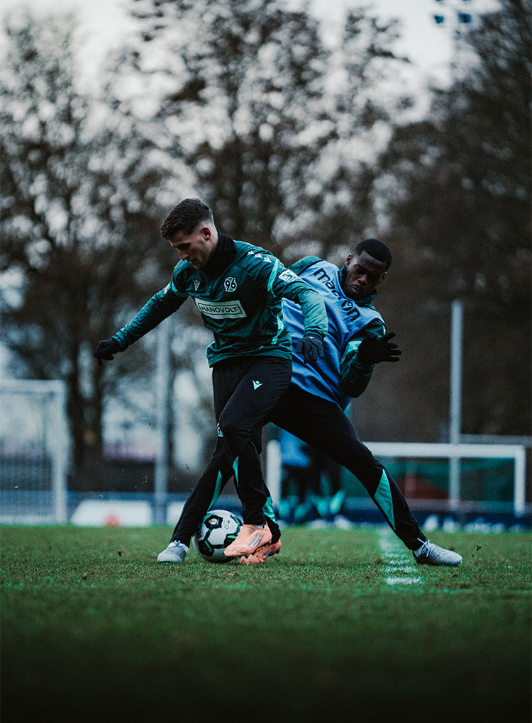 Enzo Leopold und Noel Aseko im Zweikampf im Training.