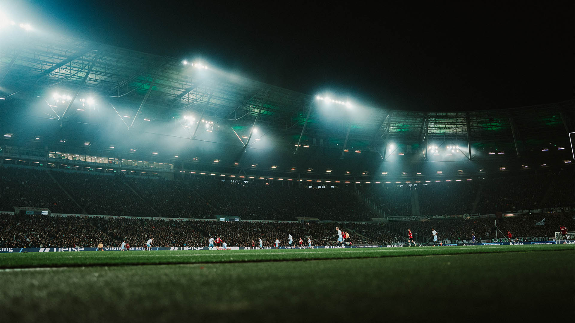 Blick in die volle Heinz von Heiden Arena bei Flutlicht.