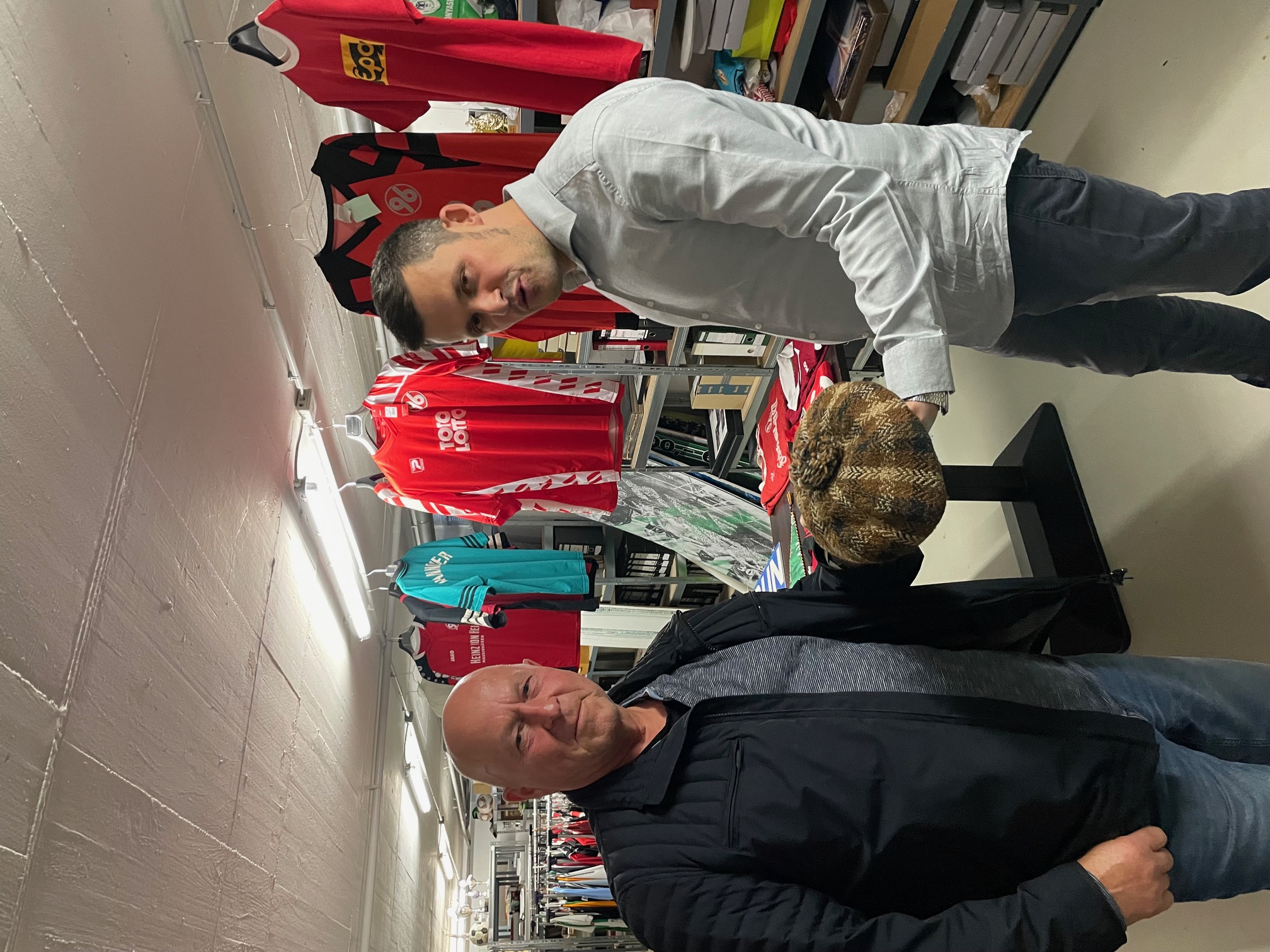 Michael Behnsen übergibt Fiffi Kronsbeins Mütze dem 96-Archiv.