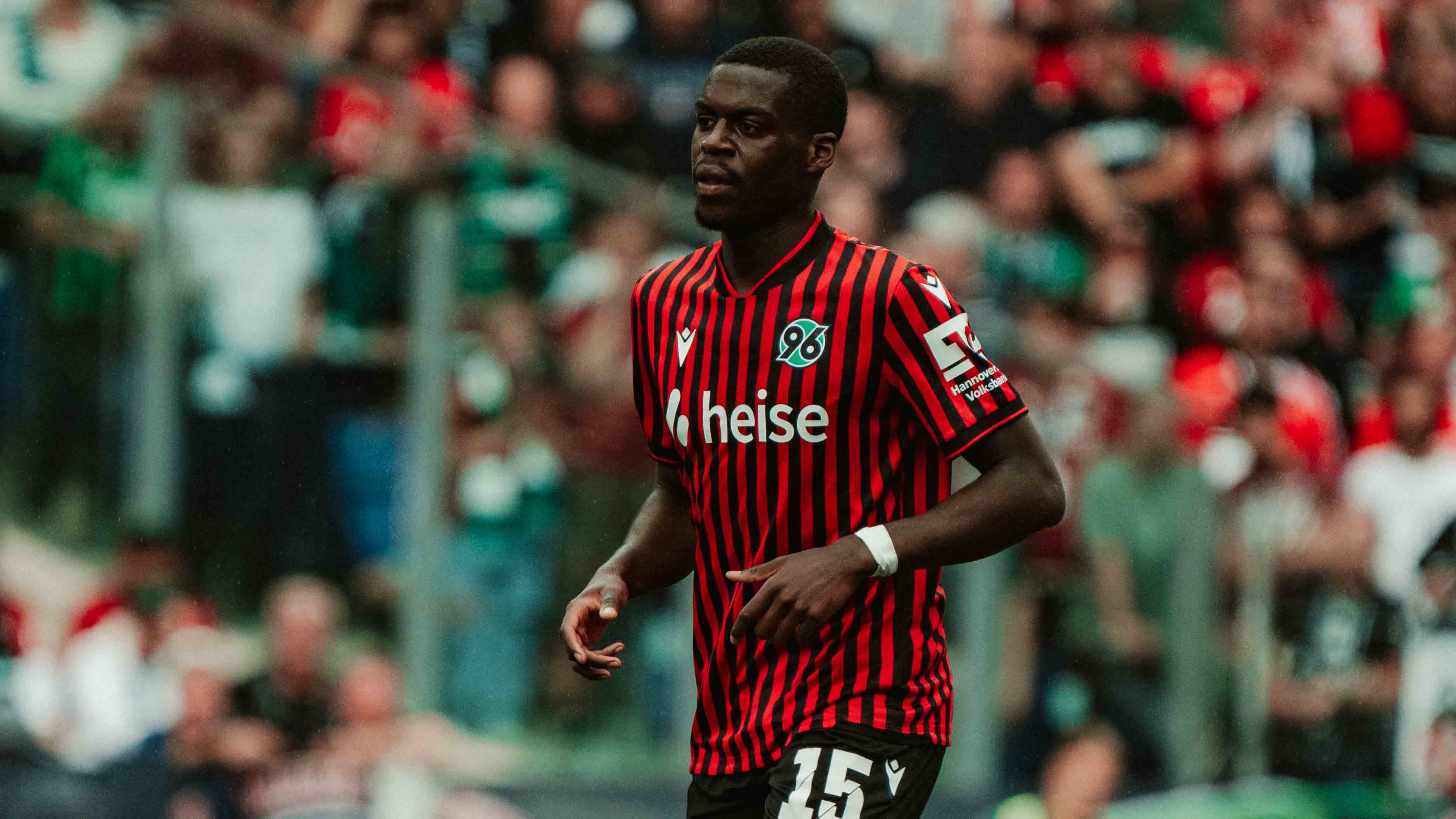 Noel Aseko im 96-Heimtrikot während eines Spiels.