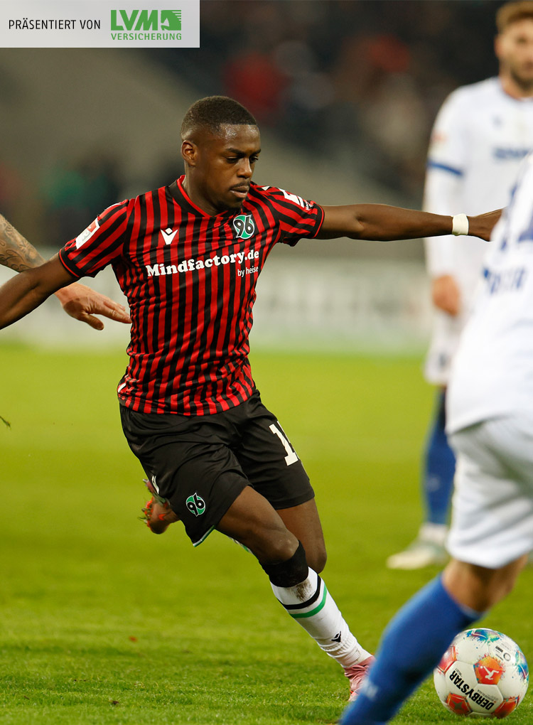 Noel Aseko im Zweikampf am Ball.