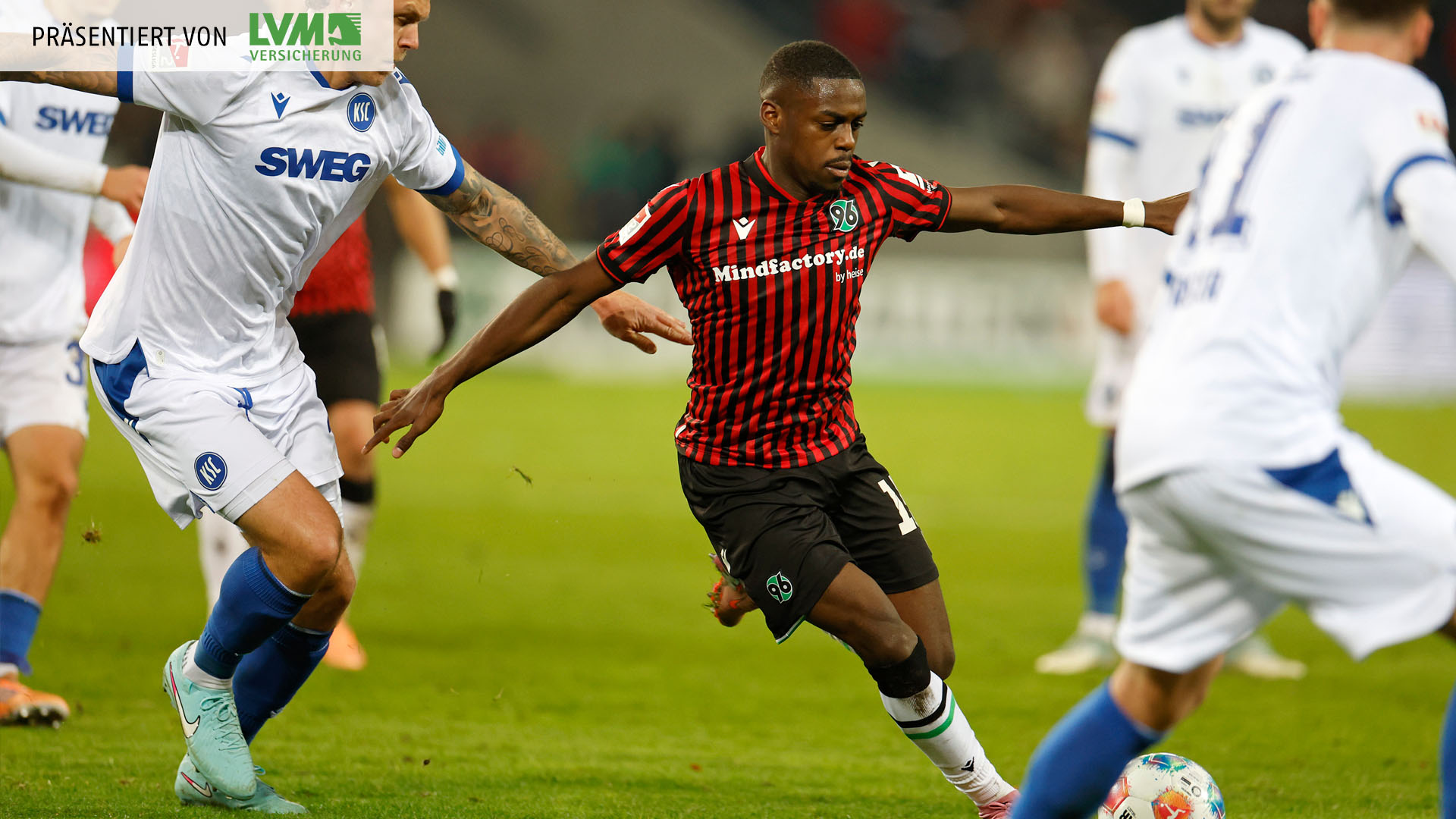 Noel Aseko im Zweikampf am Ball.