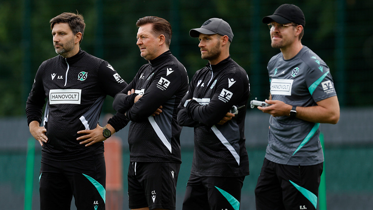 André Kilian, Christian Titz, Lars Barlemann und Eduard Schmidt auf dem Trainingsplatz.