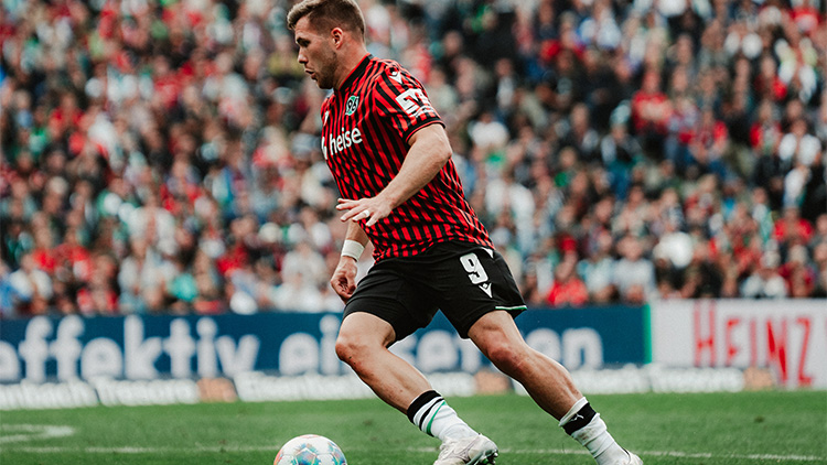 Ganzkörperaufnahme von Benjamin Källman am Ball.
