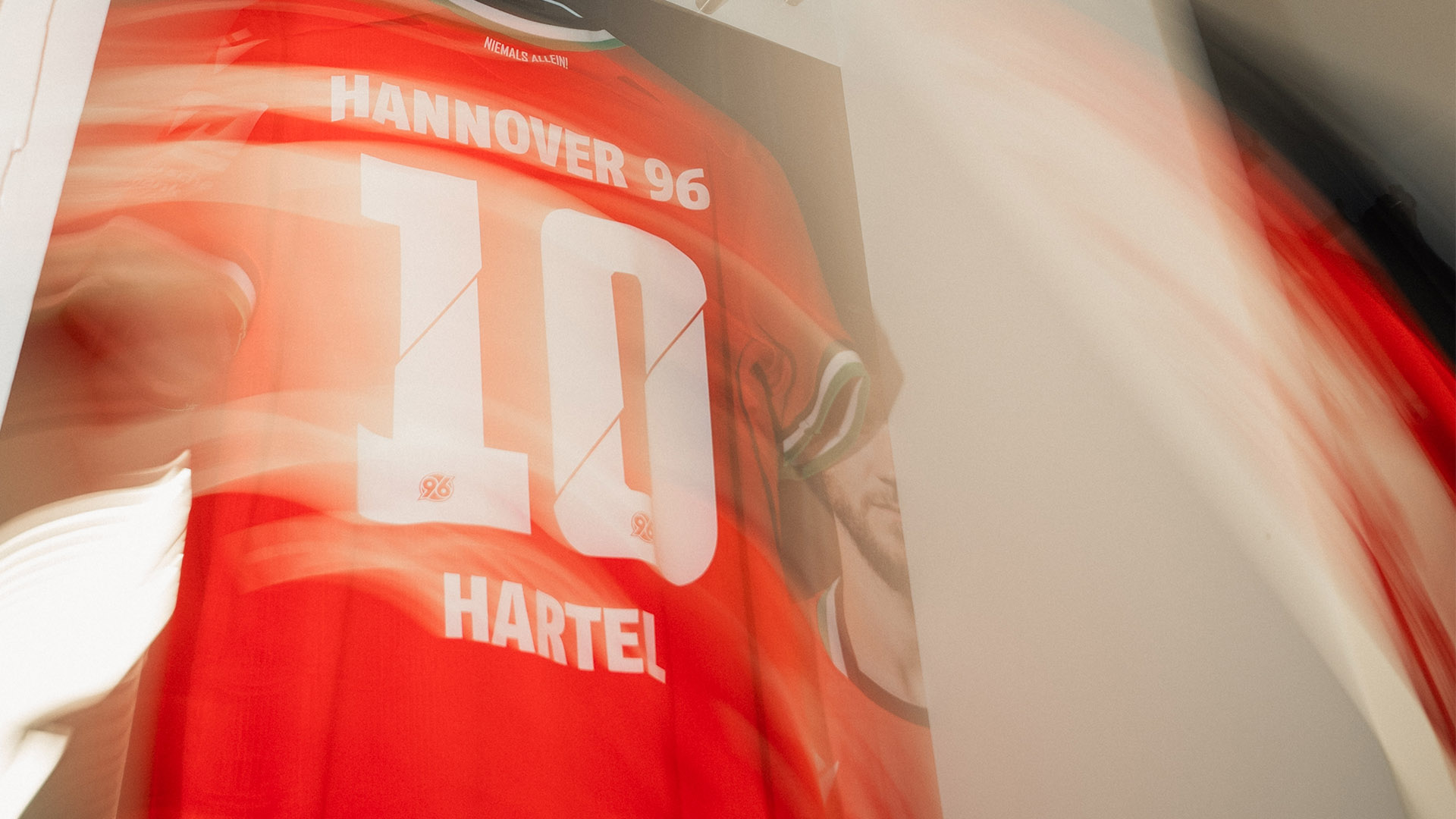 Das Heimtrikot von Marcel Hartel hängt in der Kabine.