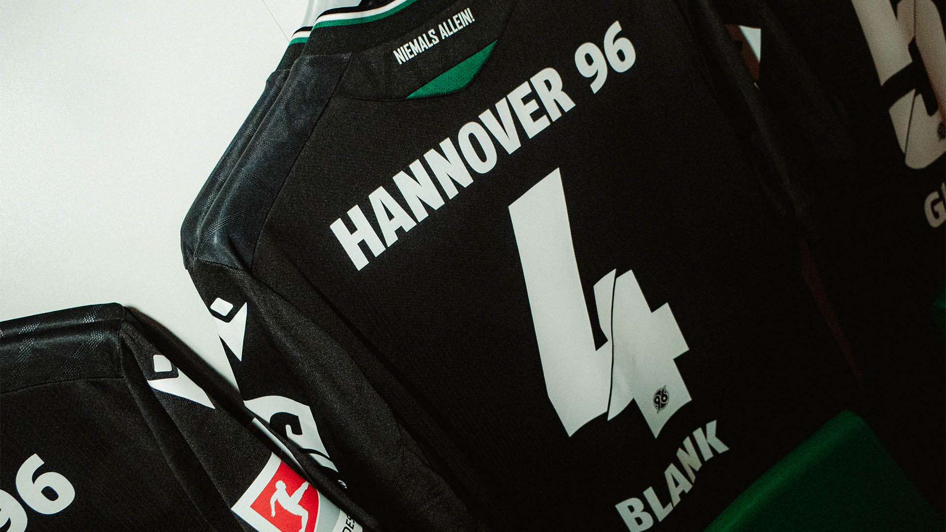 Das Trikot von Hendry Blank hängt in der Kabine. 