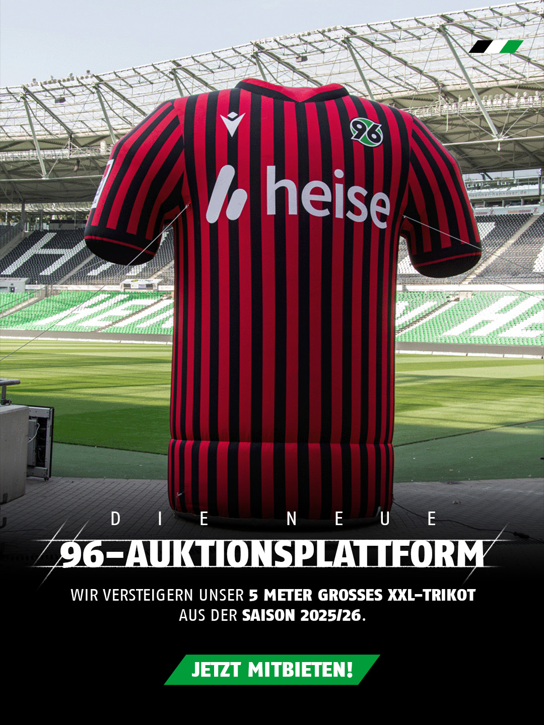 Ein aufgeblasenes XXL-Heimtrikot aus der letzten Saison steht im Stadion, im Hintergrund leere schwarz-weiß-grüne Tribünen.