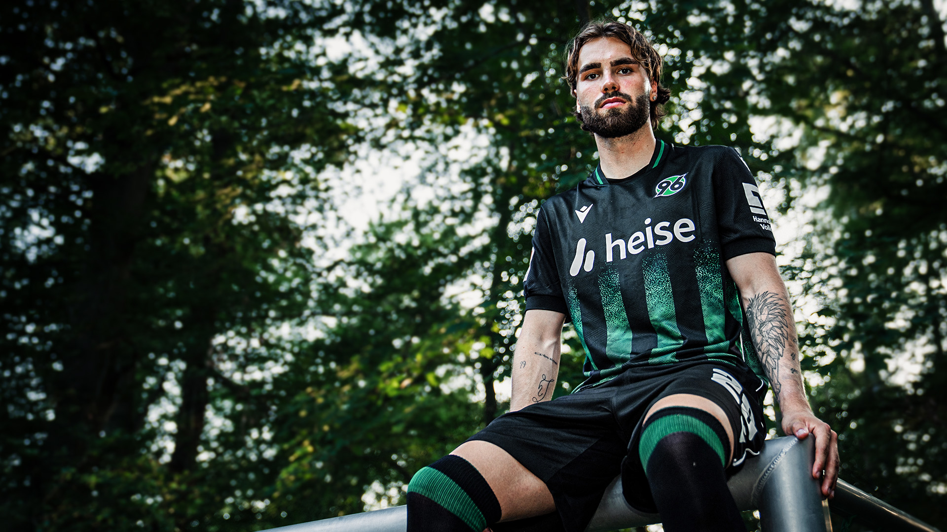 Kolja Oudenne sitzt auf der Latte eines Tores.