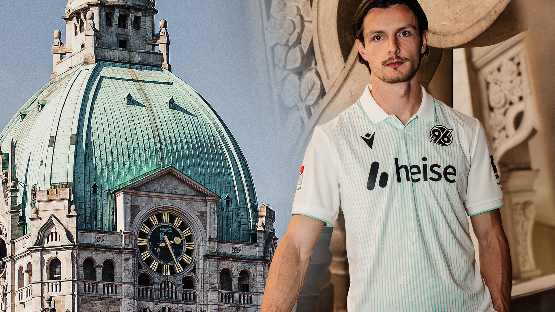 Der 96-Spieler Jean Hugonet posiert im neuen Ausweichtrikot, hinter ihm ist das Rathaus zu sehen.