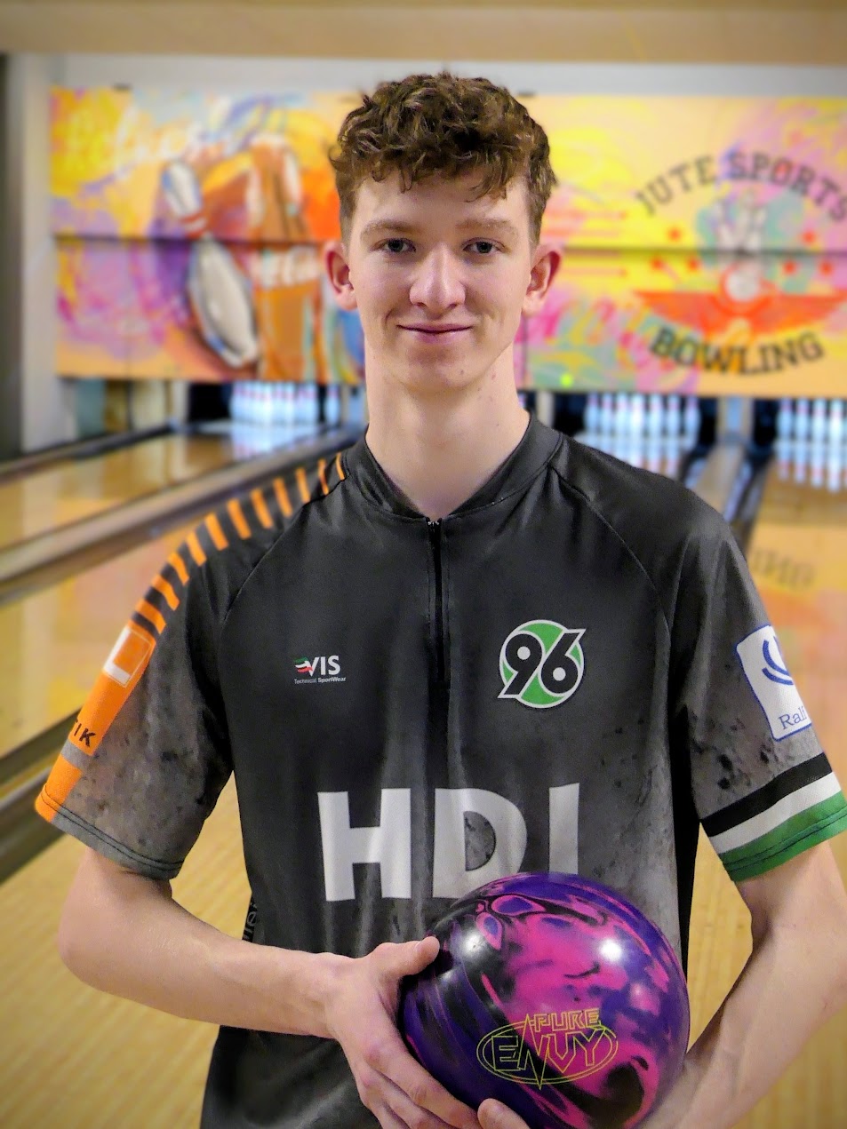 Bowling-Spieler Thomas Janssens von Hannover 96 im 96-Bowling-Trikot mit lila Bowlingkugel vor einer Bowlingbahn