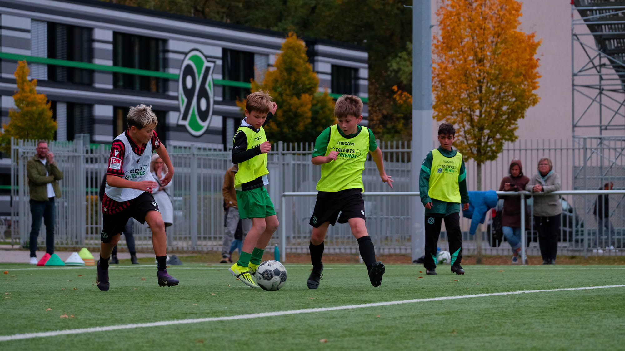 Die Kinder duellieren sich im heißen Spiel.