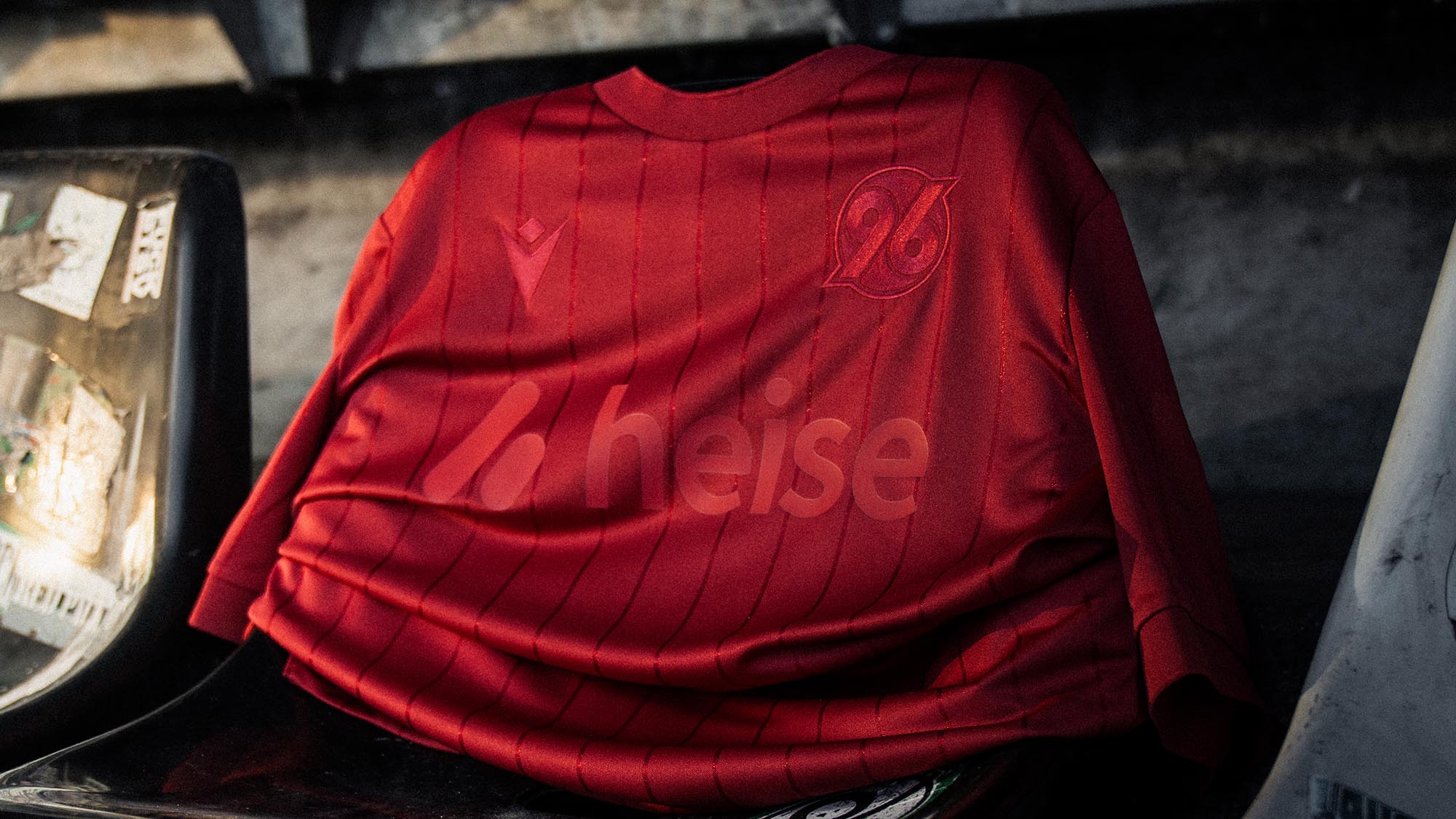 Das Sondertrikot ist auf einen Stadionsitz gespannt.