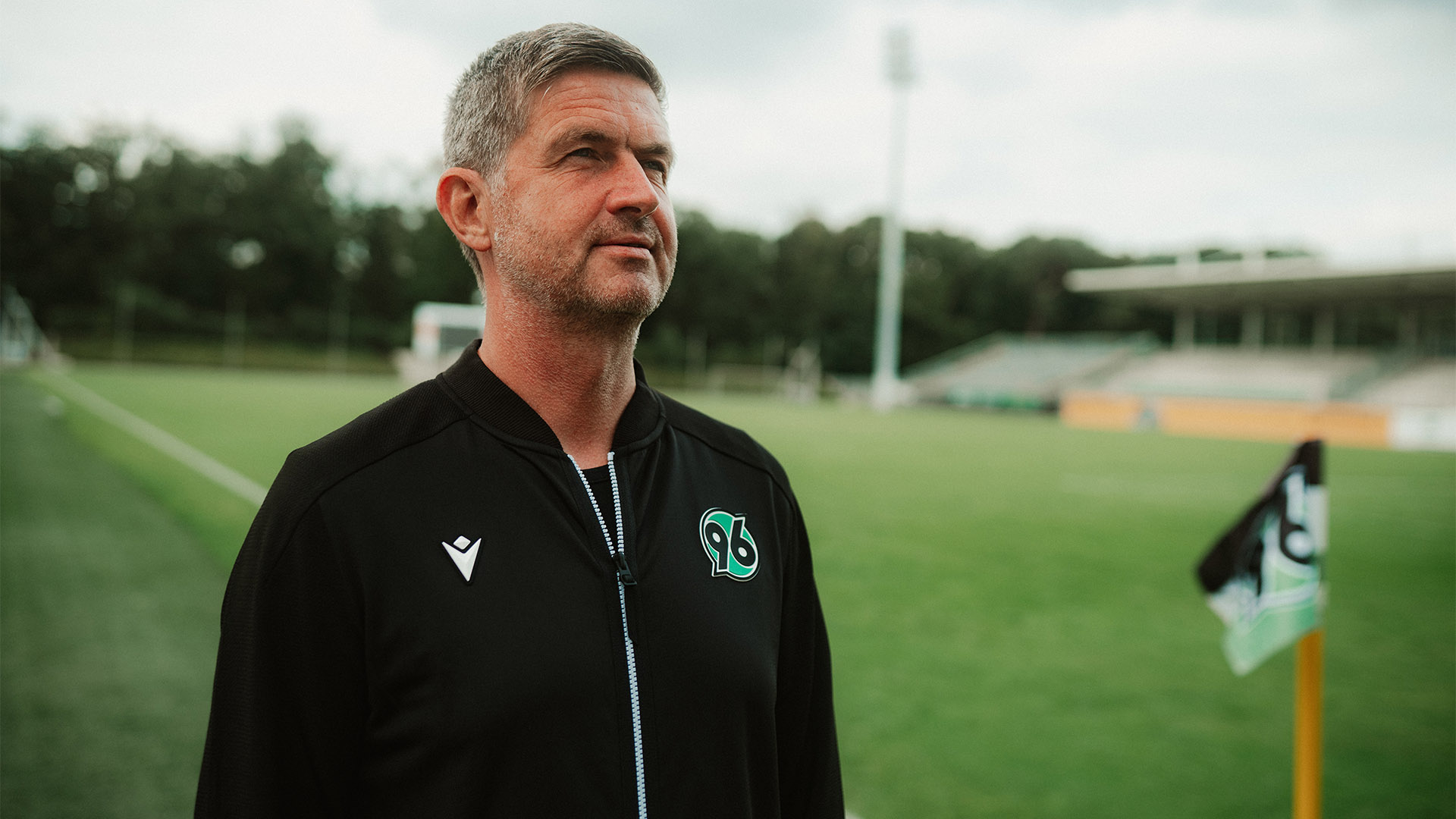 Ralf Becker schaut leicht nach links, im Hintergrund ist das Eilenriedestadion zu sehen.