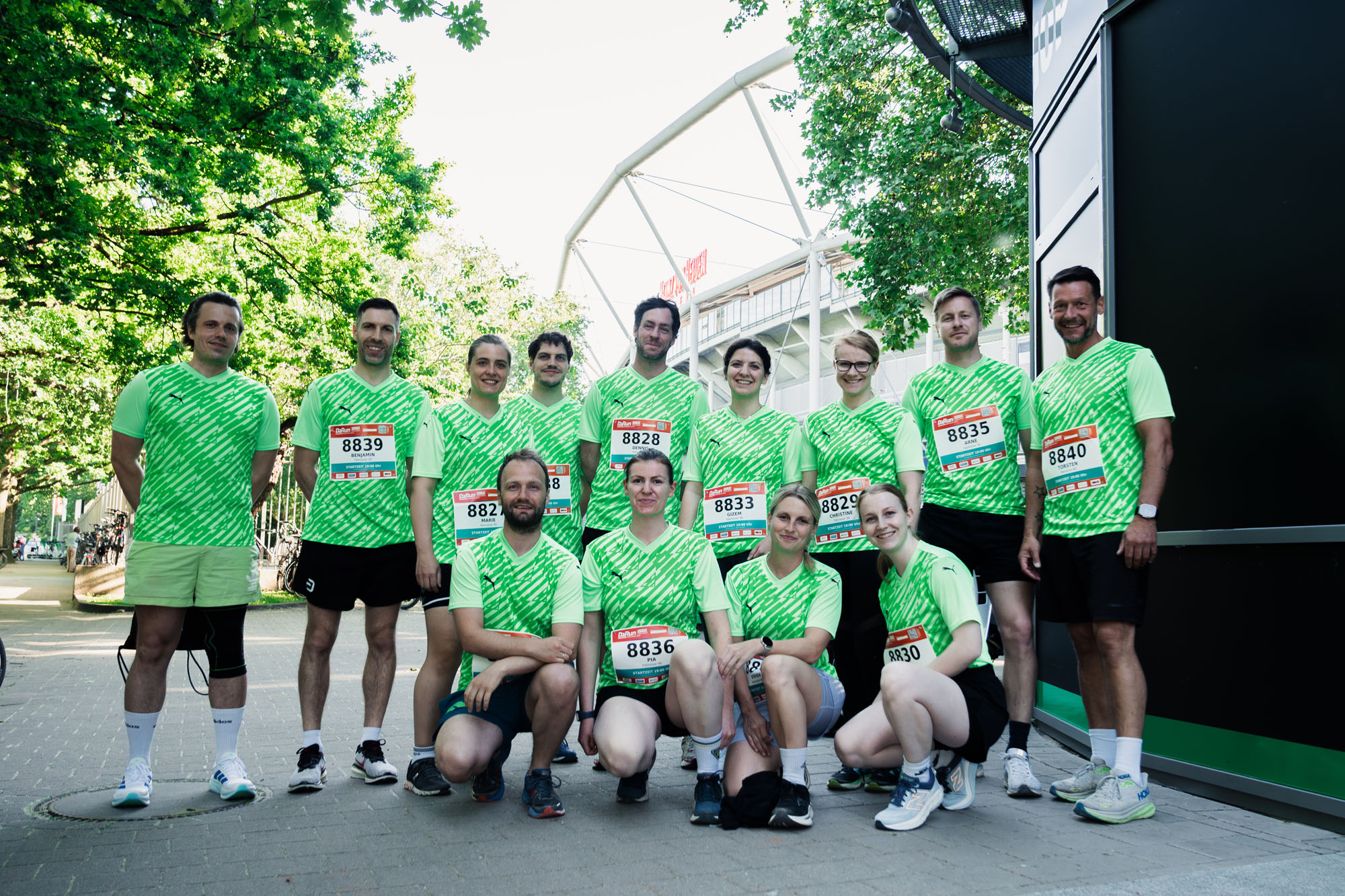 Gruppenbild einer Laufgruppe mit der Heinz von Heiden Arena im Hintergrund.