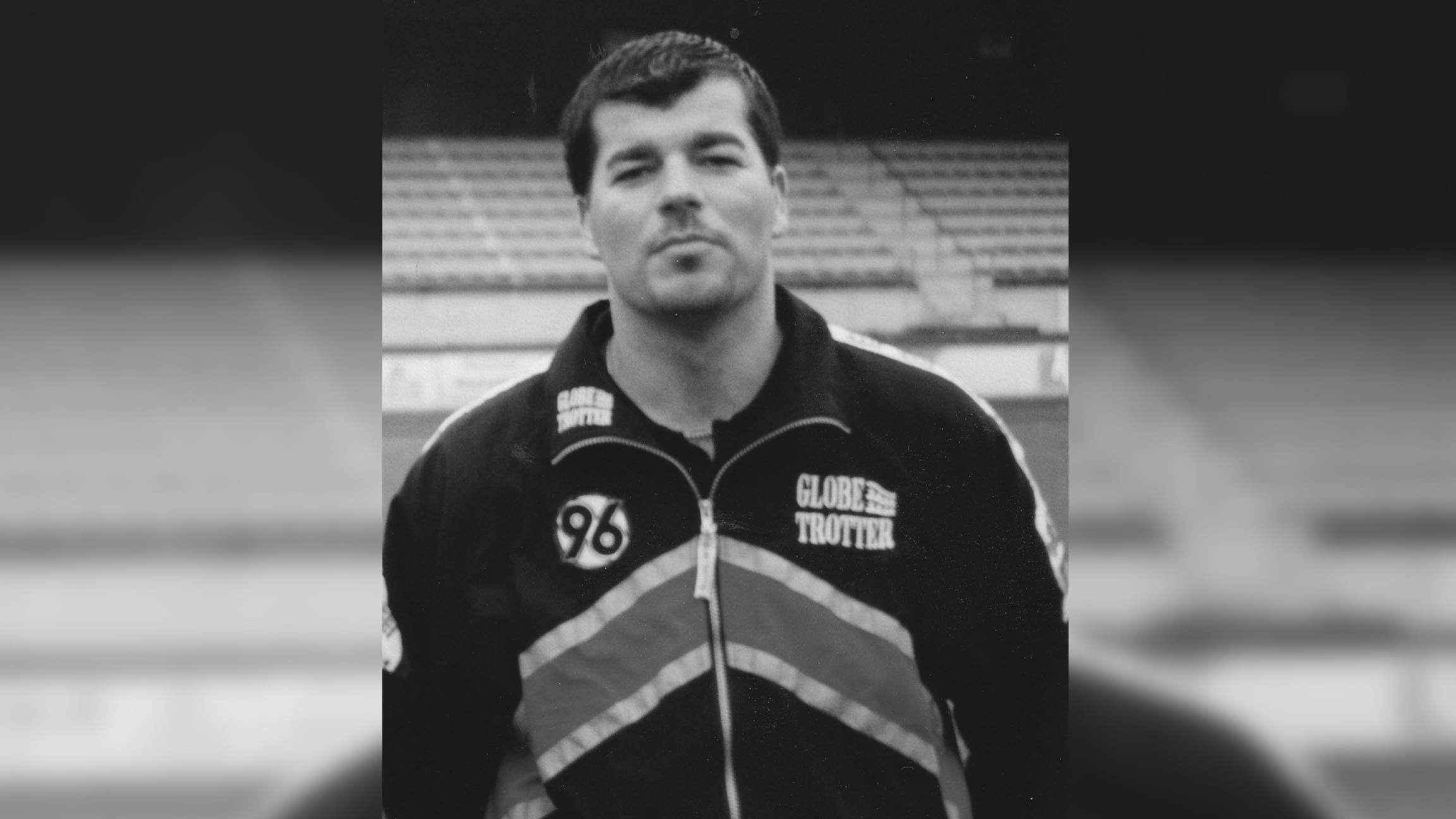 Schwarzweißbild von Carsten Beschorner in einer Hannover-96-Trainingsjacke.