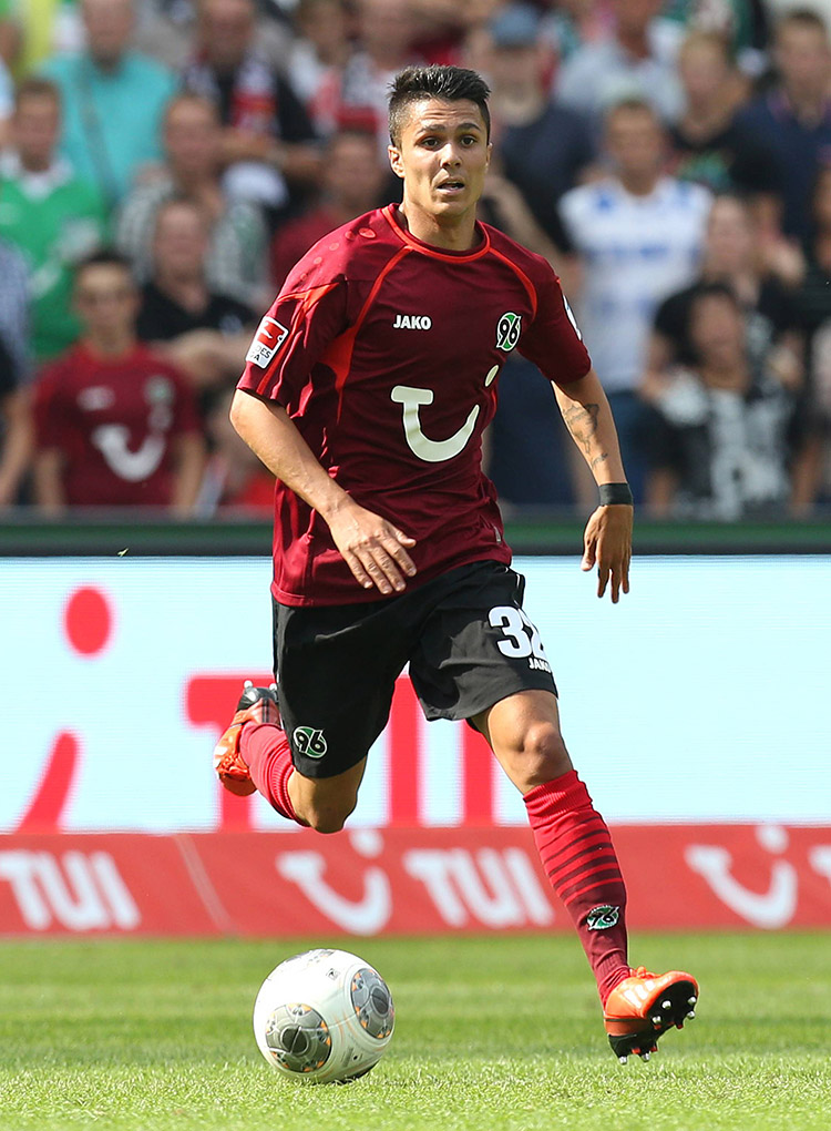Der Spieler Leonardo Bittencourt am Ball in einem alten 96-Heimtrikot.