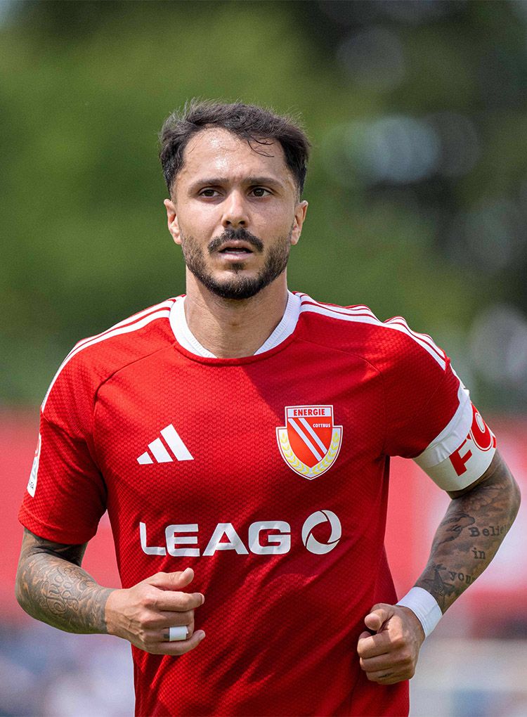 Der Fußballspieler Leonardo Bittencourt im Trikot von Energie Cottbus.