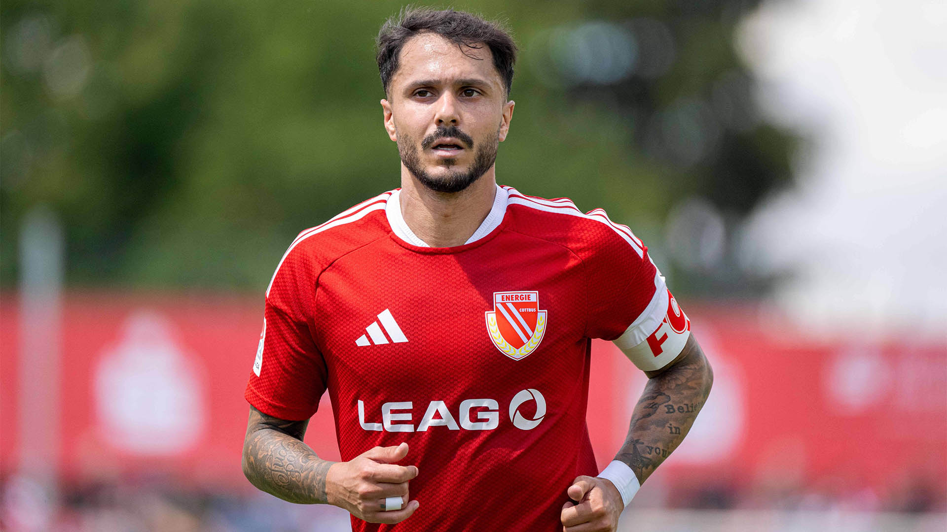 Der Fußballspieler Leonardo Bittencourt im Trikot von Energie Cottbus.