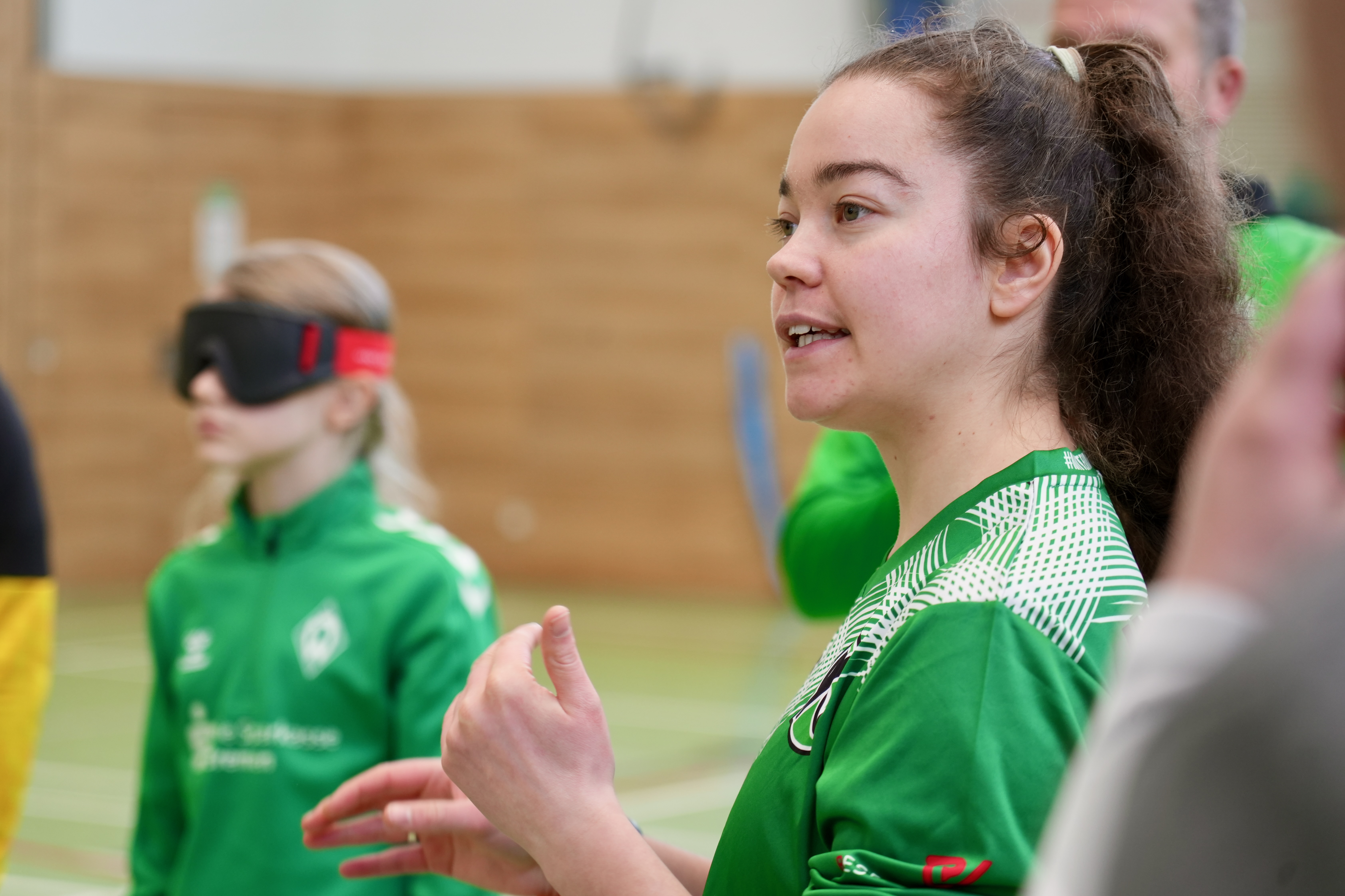 Die Trainerin Meta Kuhlmann erklärt etwas.