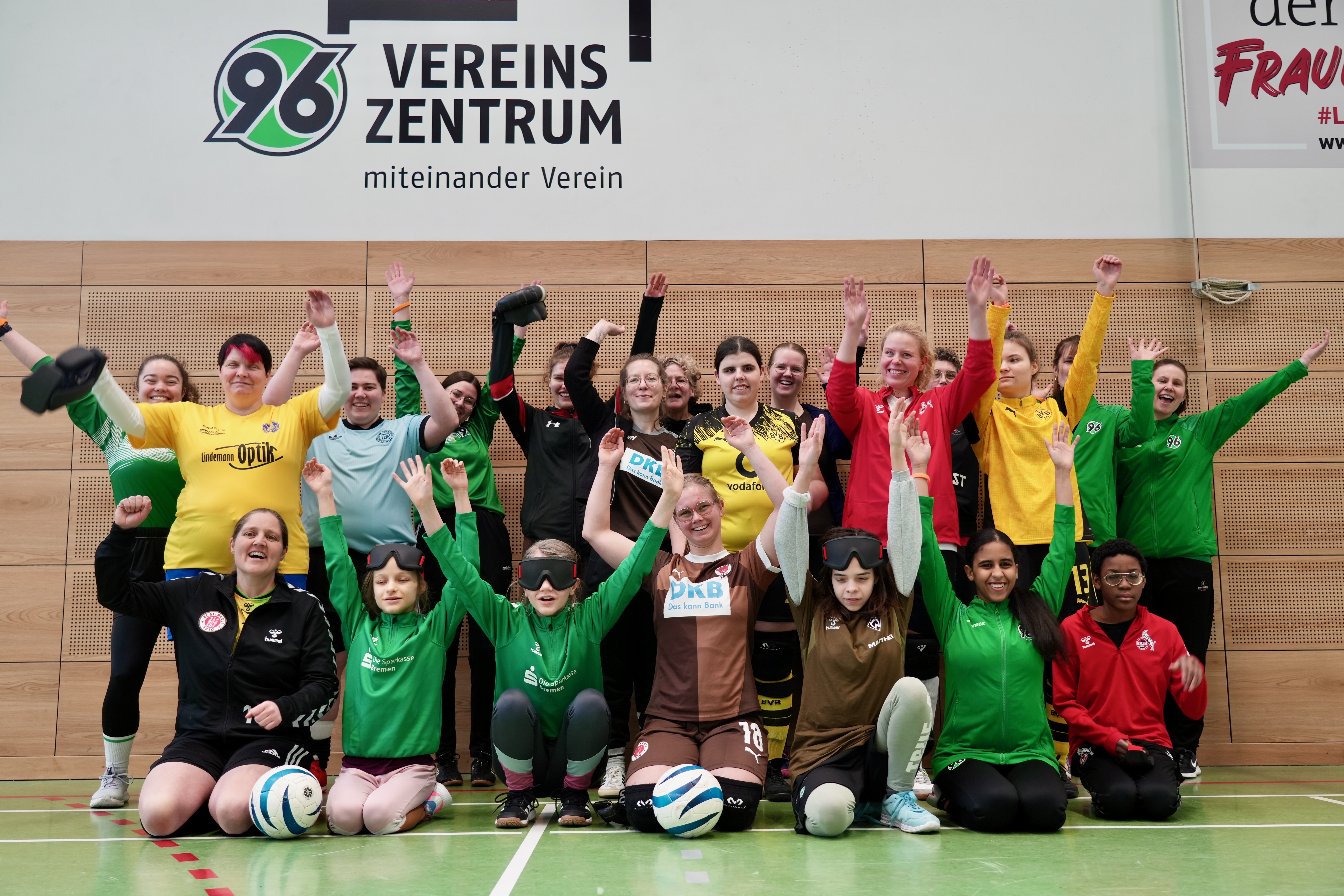 Ein Teamfoto der Teilnehmerinnen und Betreuerinnen.