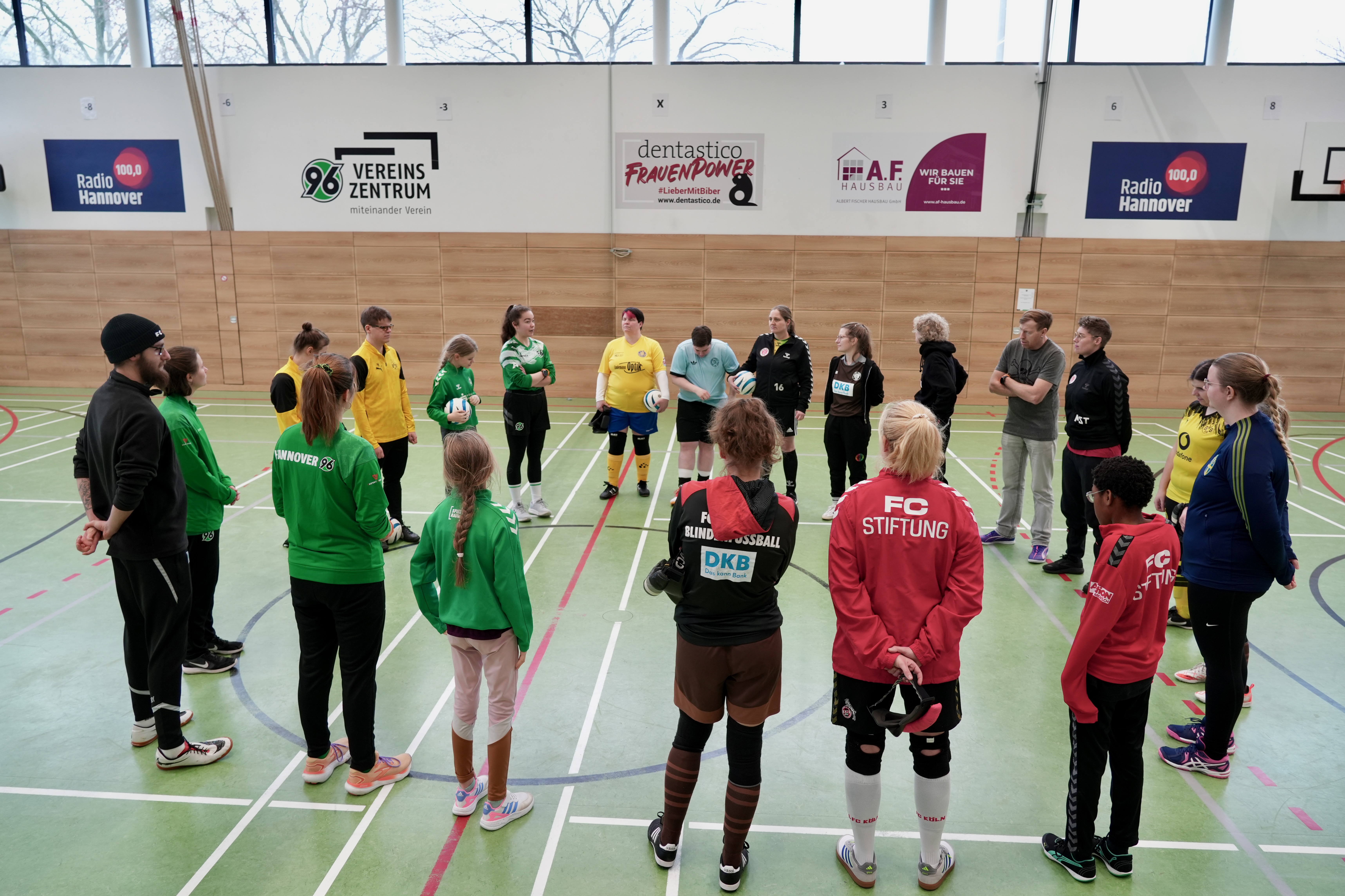 Die Teilnehmerinnen stehen in einem Kreis zusammen.