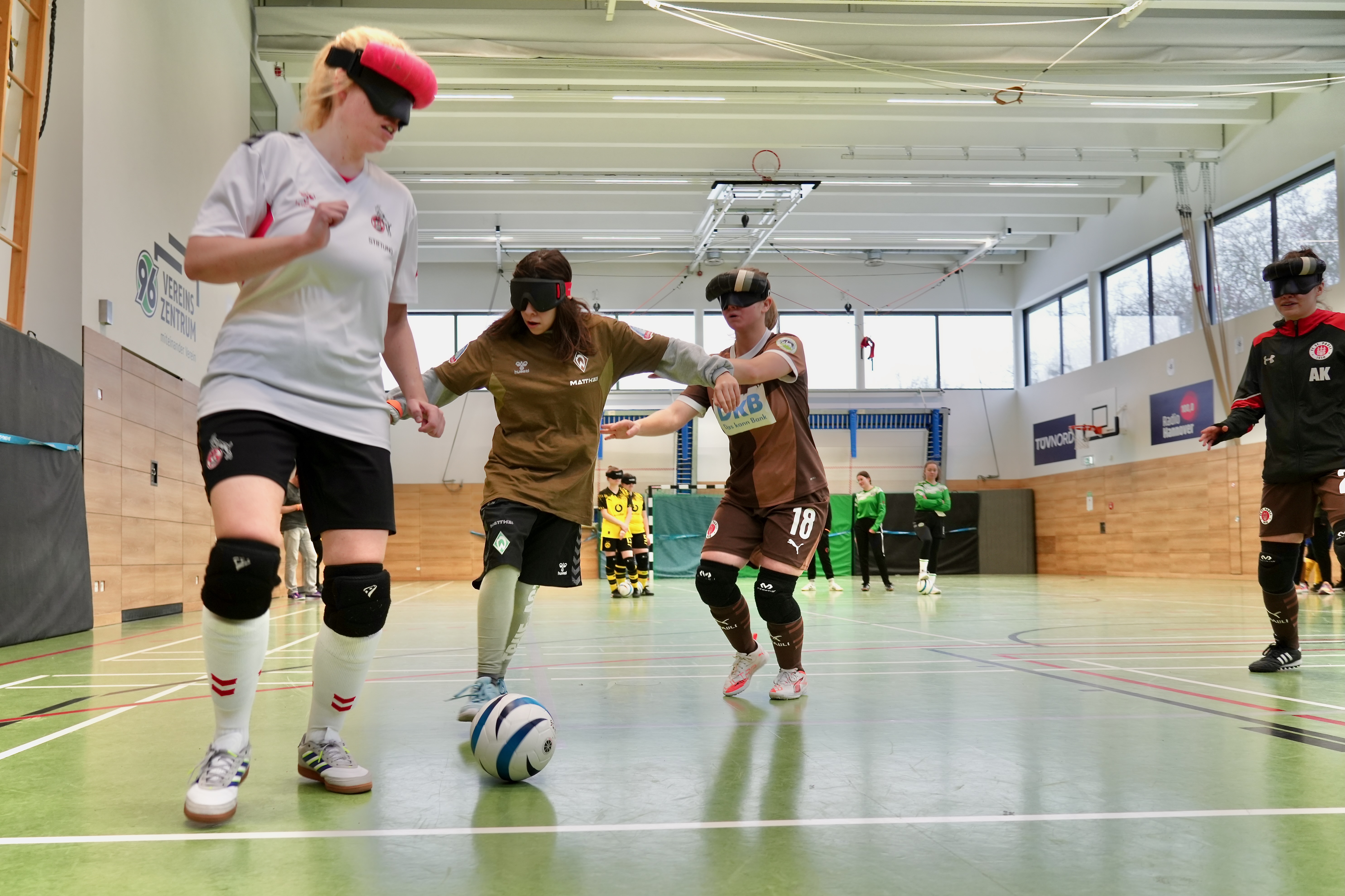 Eine Spielerin dribbelt mit dem Ball.