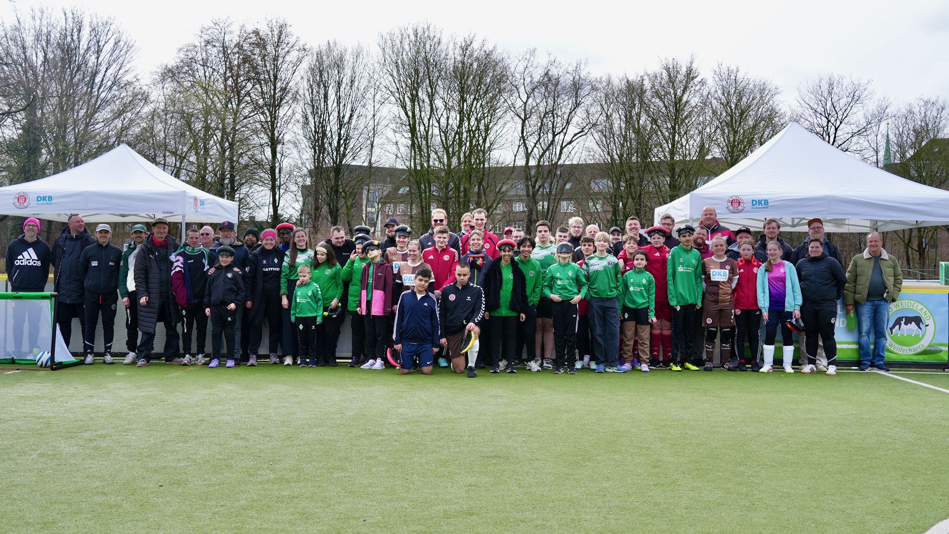 Gruppenfoto aller teilnehmenden Teams