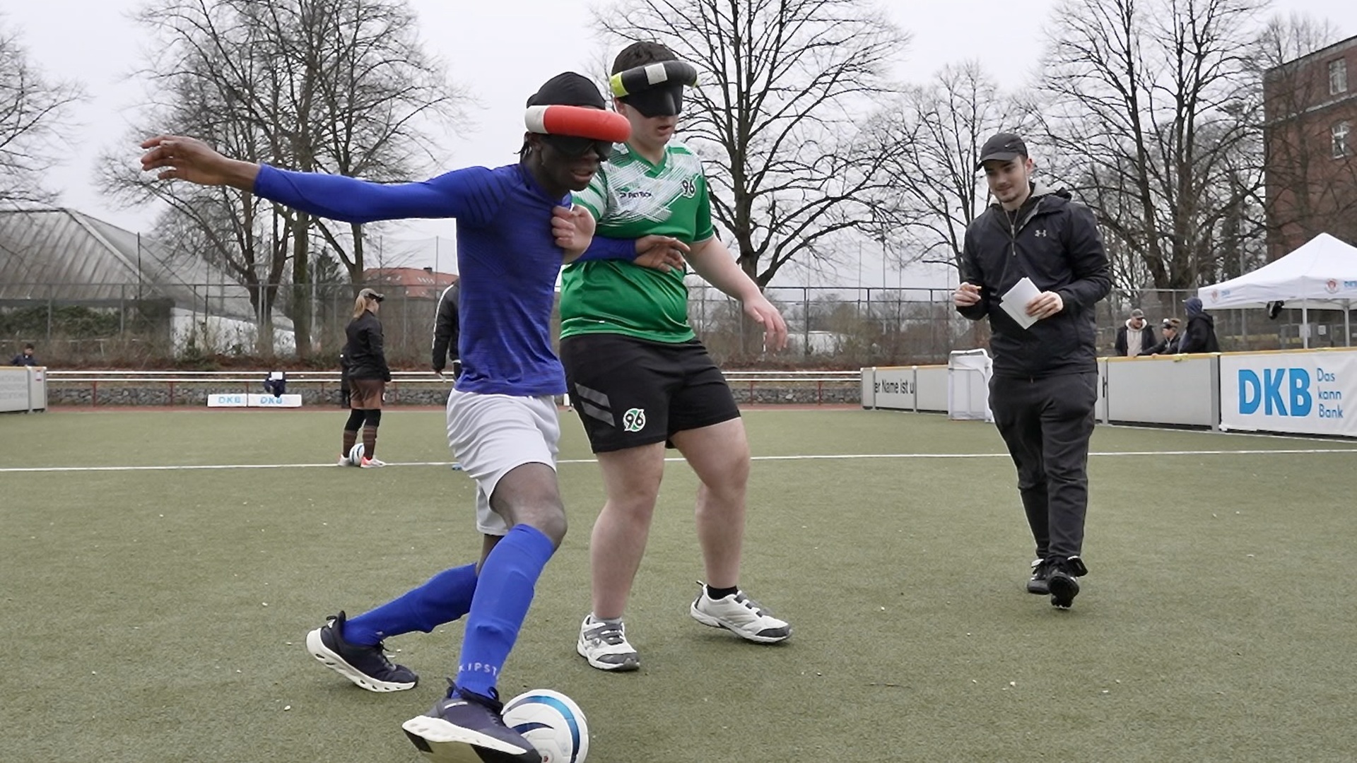 Zweikampf zweier Blindenfußballerspieler