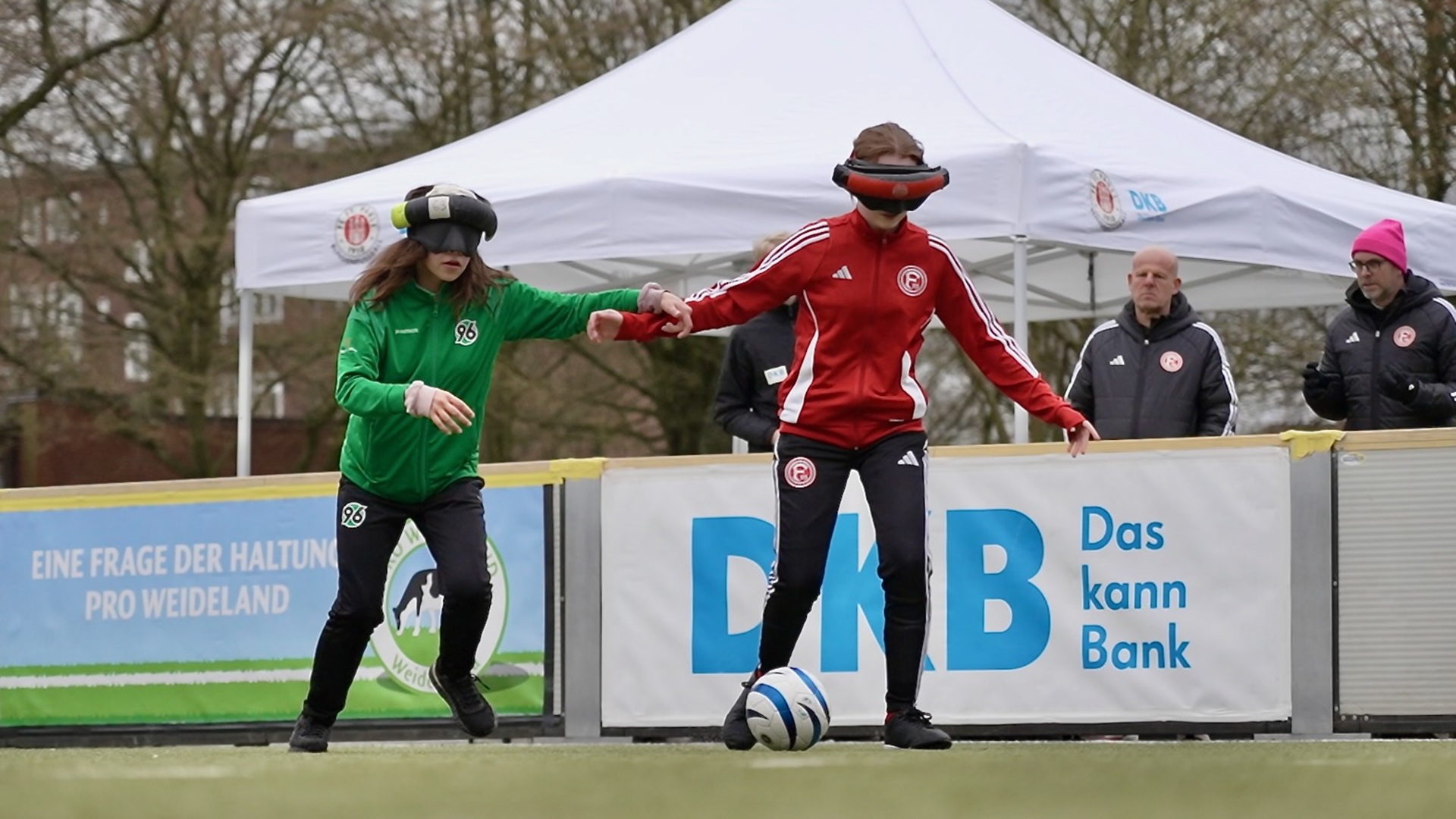 Zweikampf zweier Blindenfußballspielerinnen