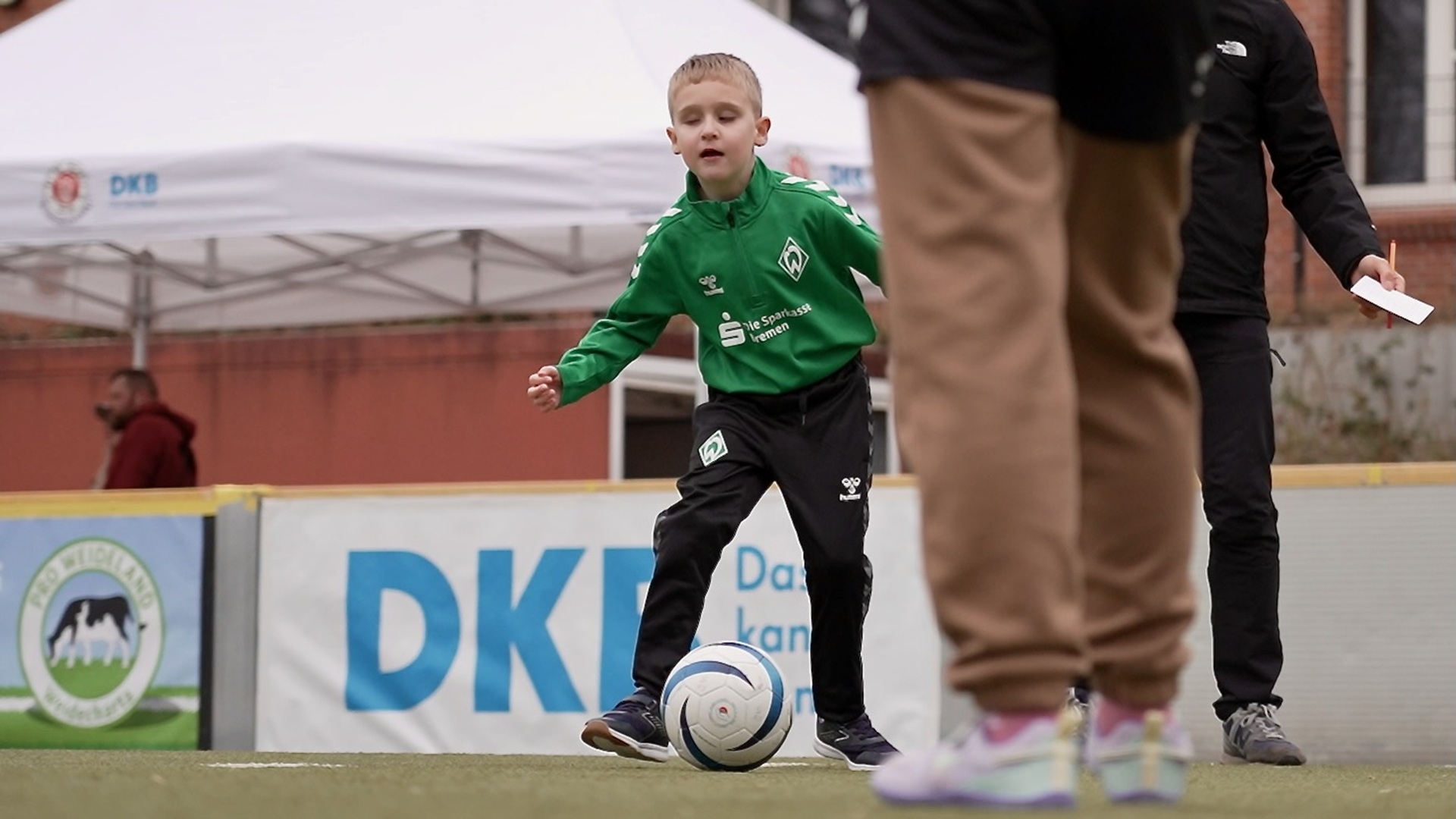 Ein junger Blindenfußballer im Dribbling