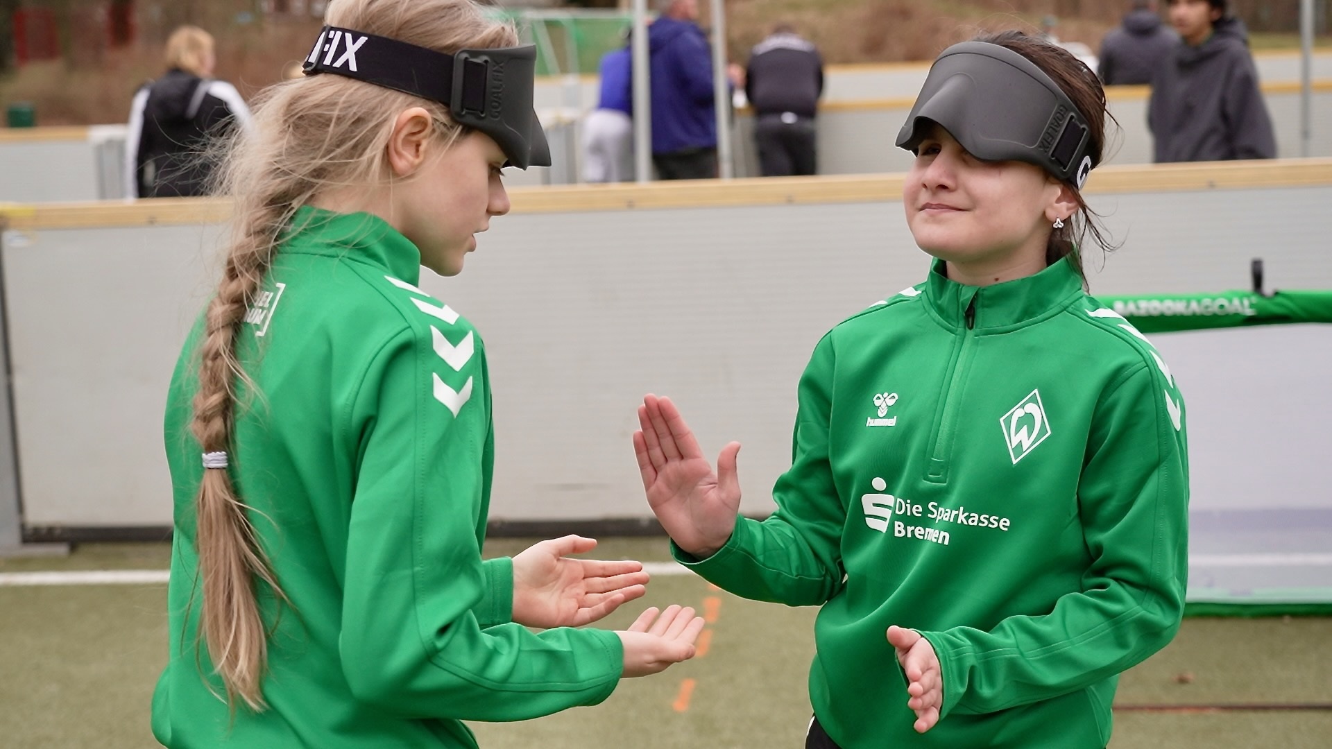 Zwei Blindenfußballerinnen klatschen ab