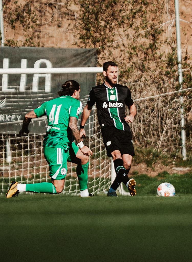 Boris Tomiak am Ball vor dem Torhüter der Duisburger.