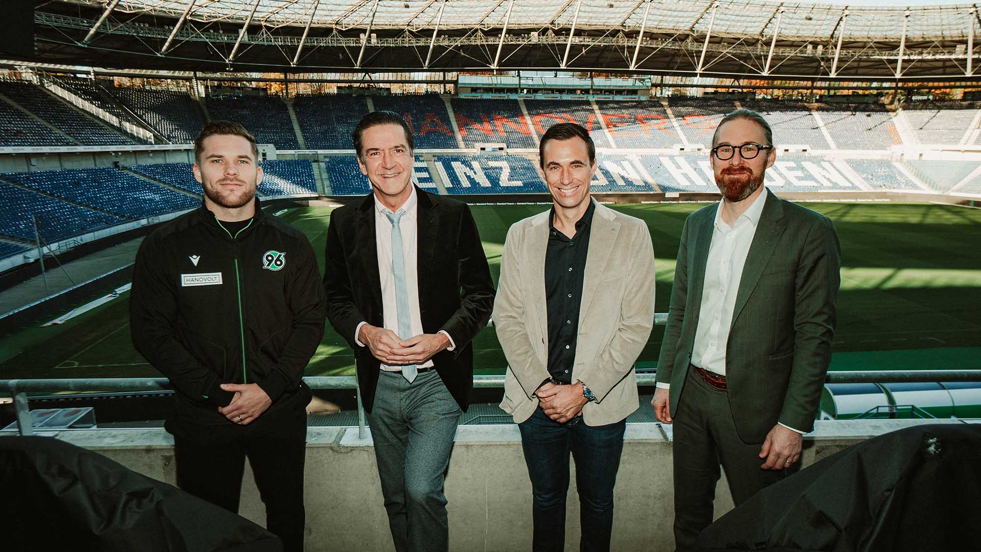 Källman, Sauer, Mann und Hirvonen posieren zusammen im Stadion.