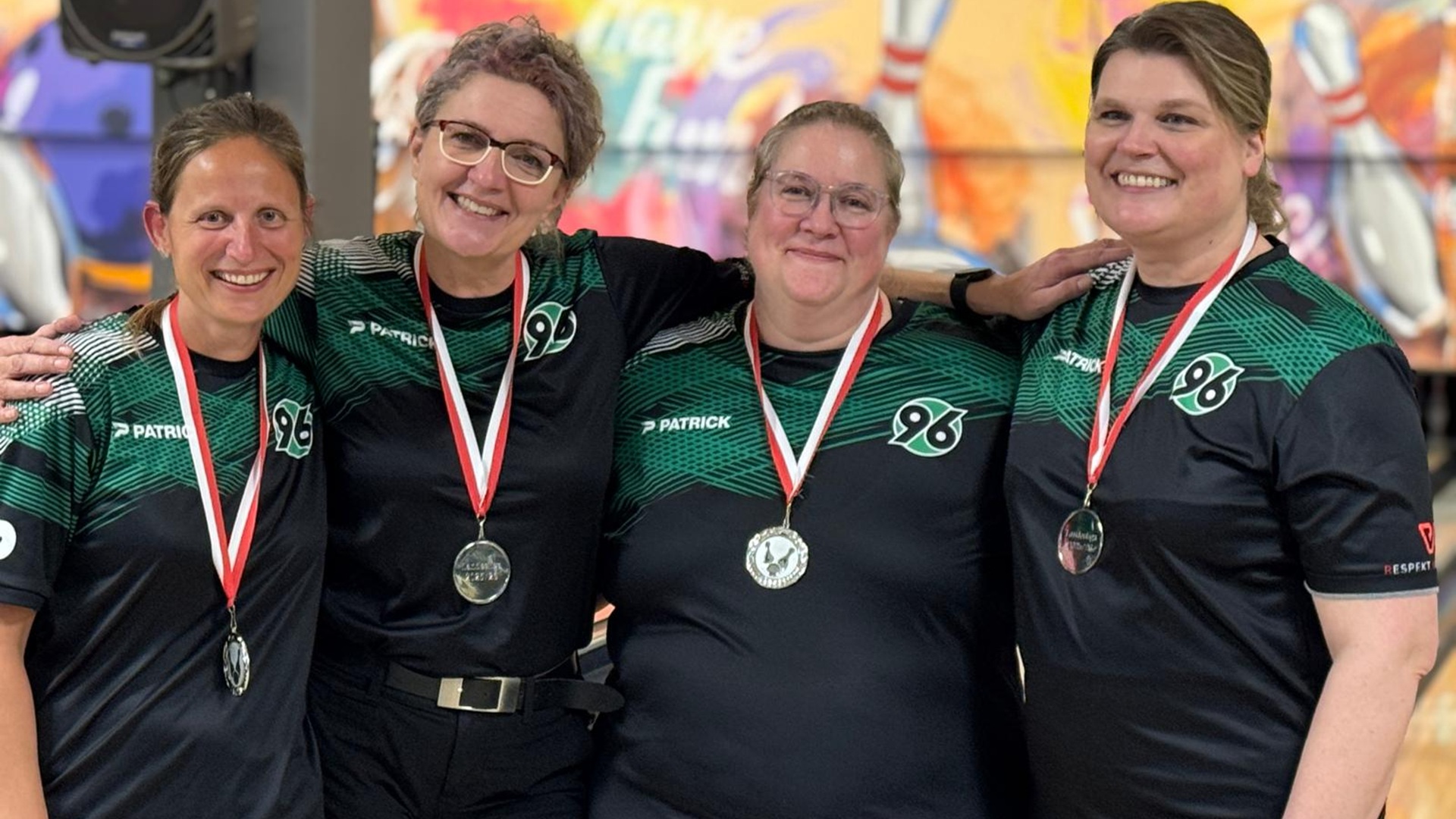 Das erste Bowling-Damenteam von Hannover 96 in 96-Bowling-Trikots mit Medaillen
