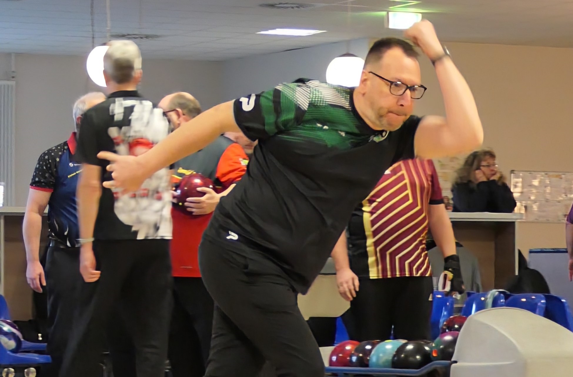 Jochen Rehbein beim Bowlingwurf.