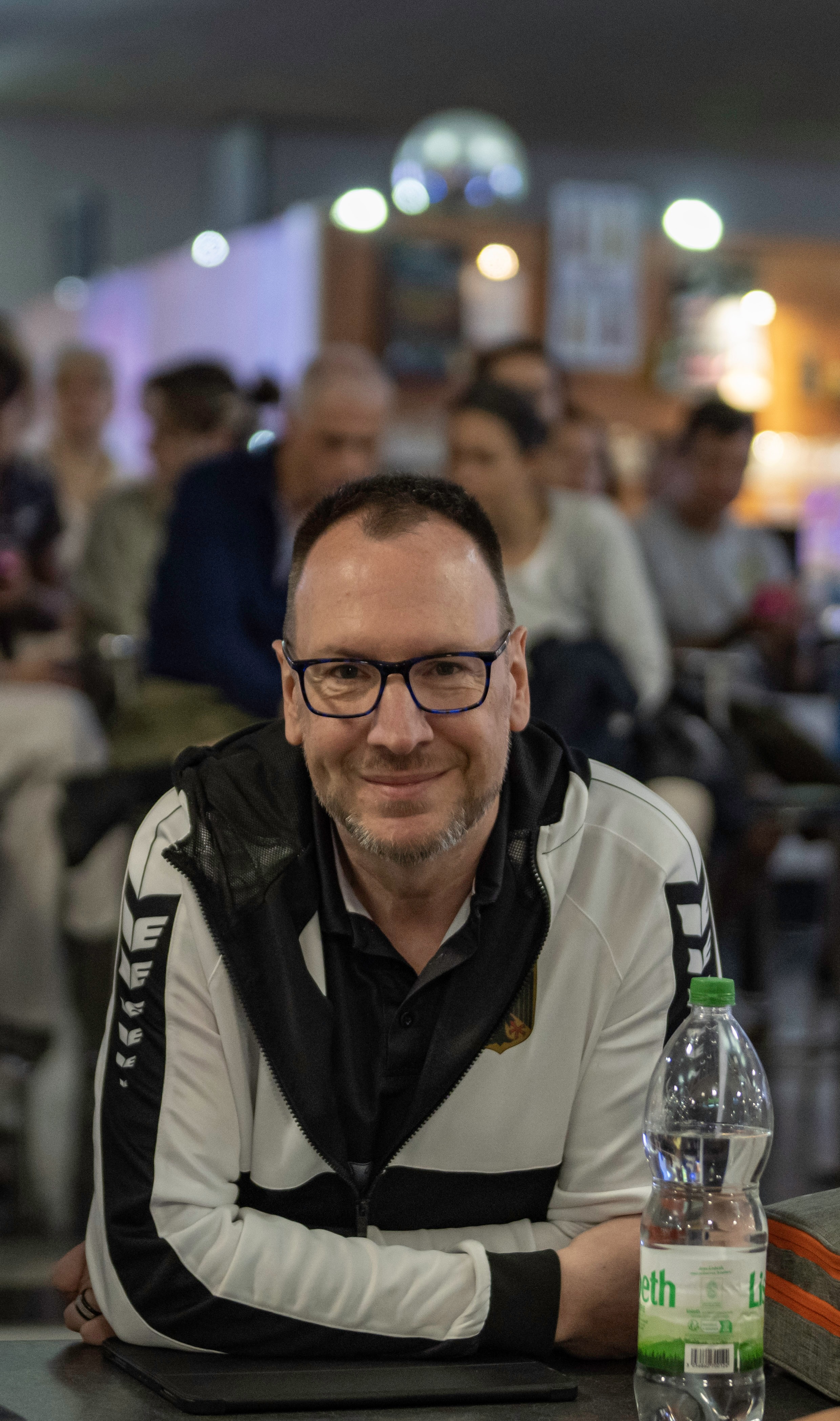 Jochen Rehbein guckt lächelnd in die Kamera.