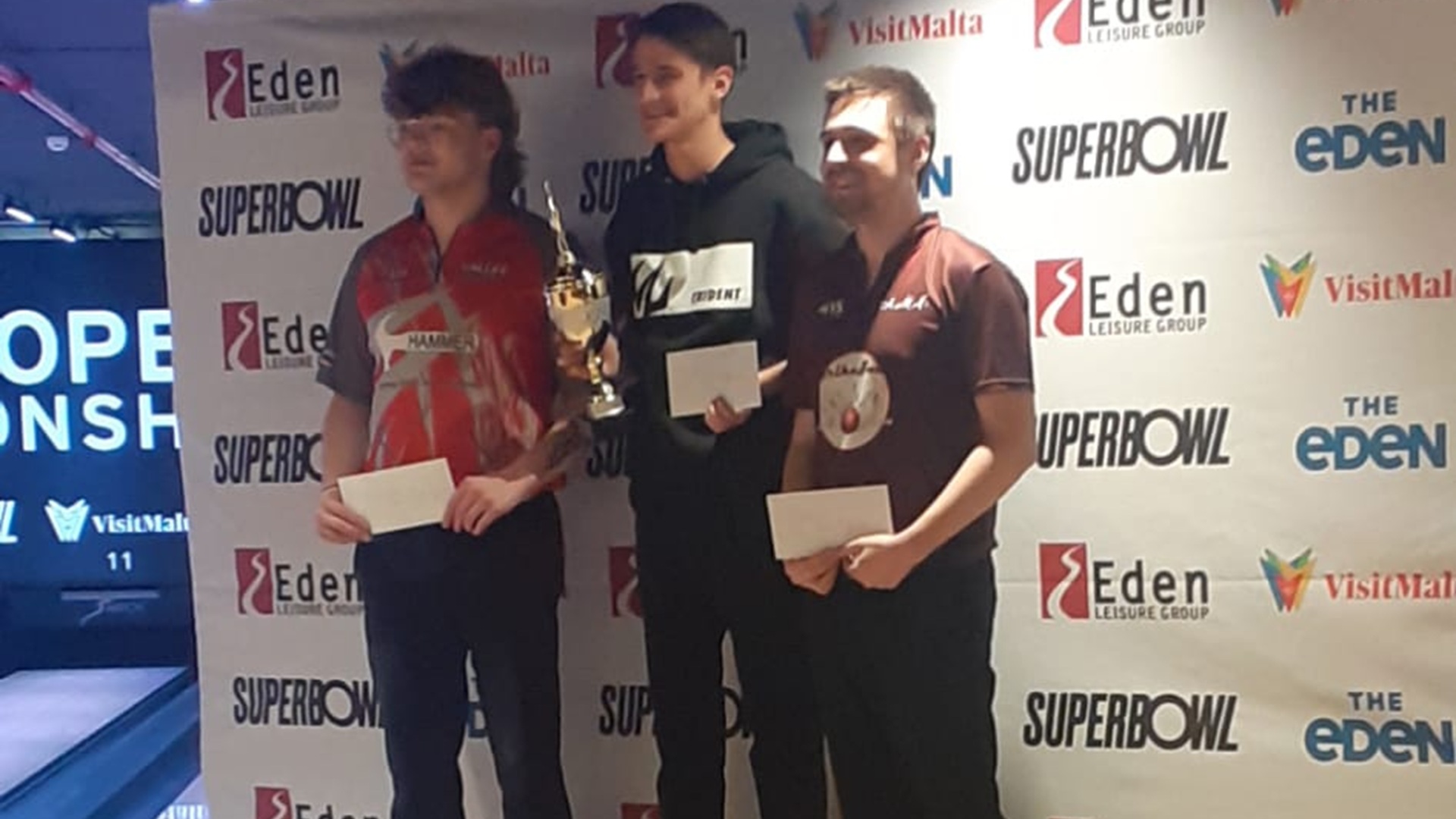 Bowling-Spieler Zeno Janßen (links) auf dem Treppchen bei den Malta-Open 2026