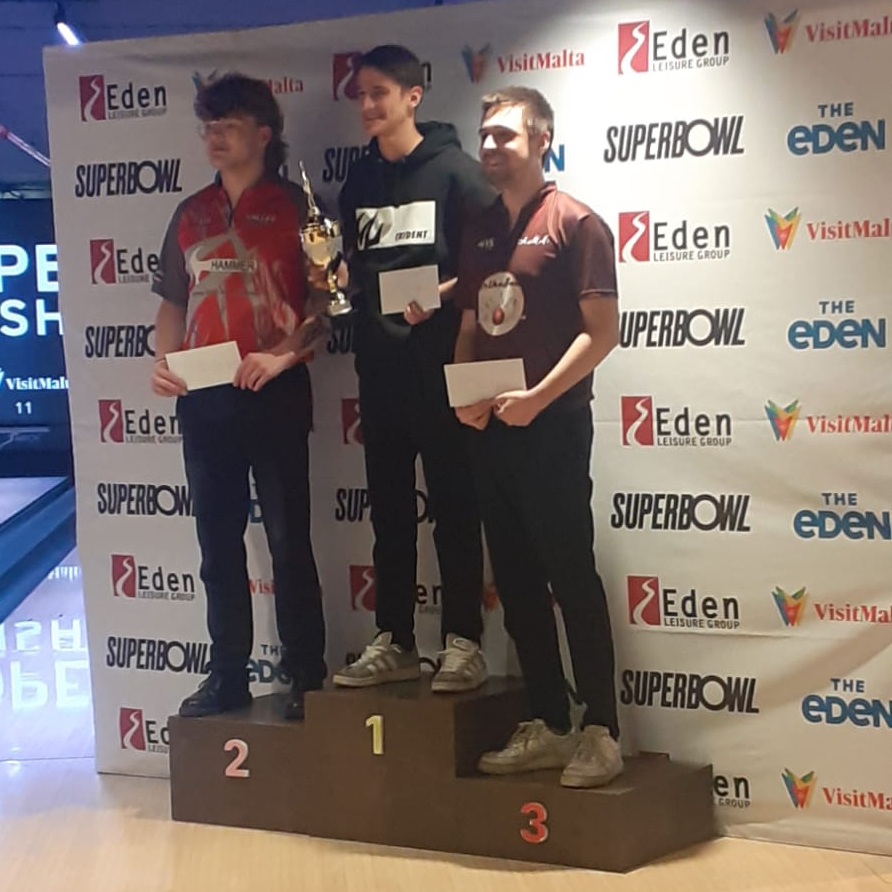 Bowling-Spieler Zeno Janßen (links) auf dem Treppchen bei den Malta-Open 2026