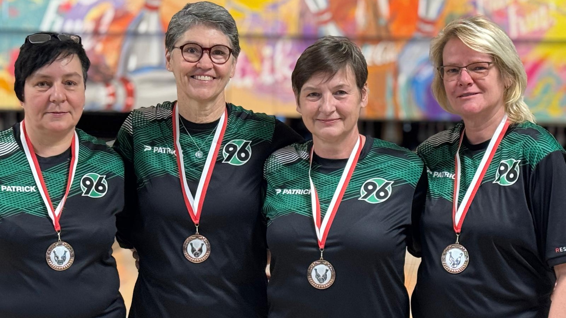 Das zweite Bowling-Damenteam von Hannover 96 in 96-Bowling-Trikots mit Medaillen
