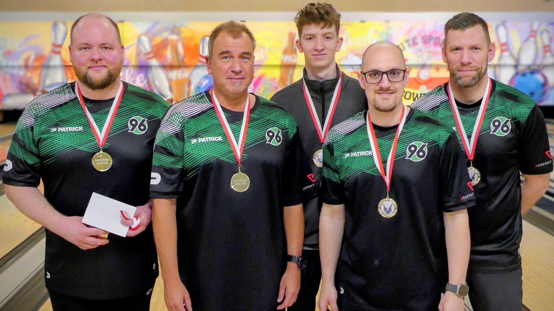 Die zweite Bowling-Herrenmannschaft von Hannover 96 in 96-Bowling-Trikots mit Goldmedaillen