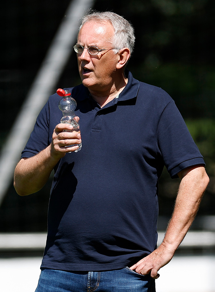 Peter Braund im blauen Poloshirt und mit einer Wasserflasche in der Hand.