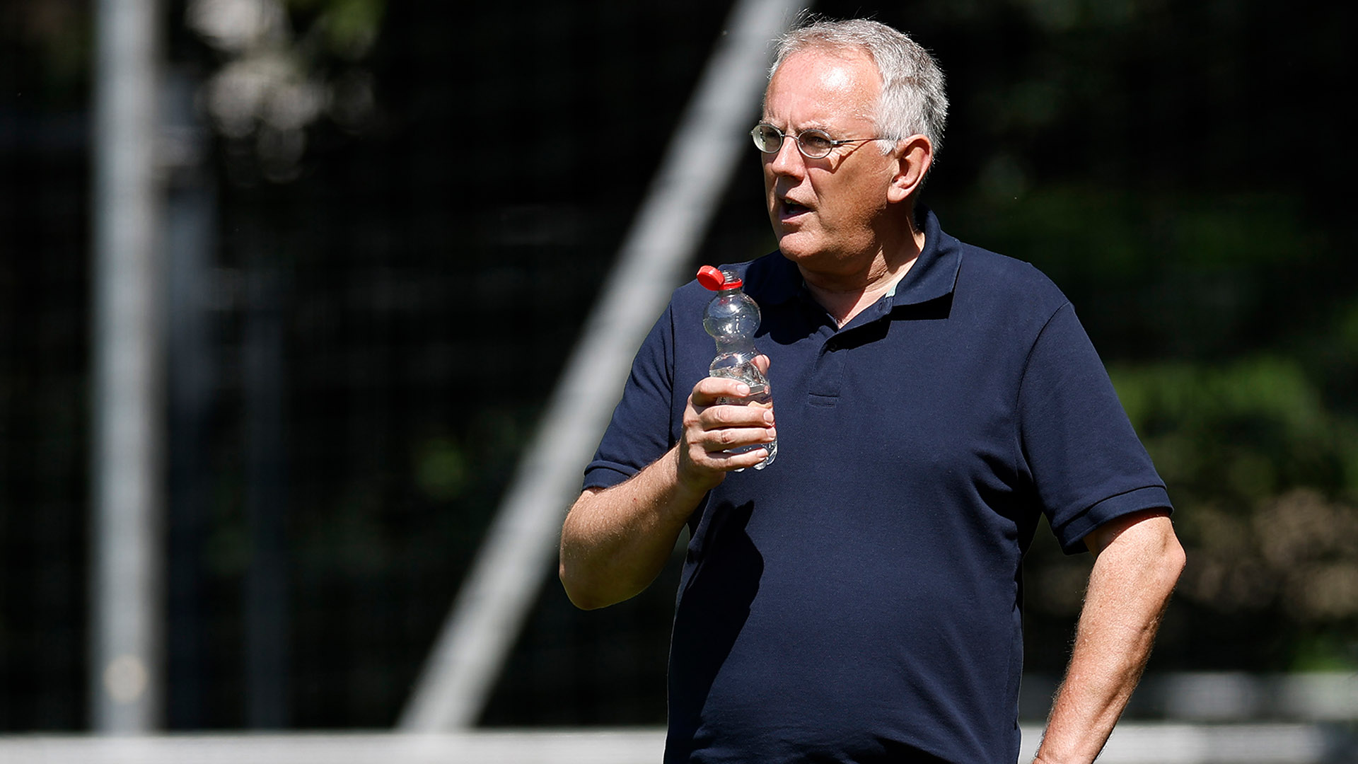 Peter Braund im blauen Poloshirt und mit einer Wasserflasche in der Hand.
