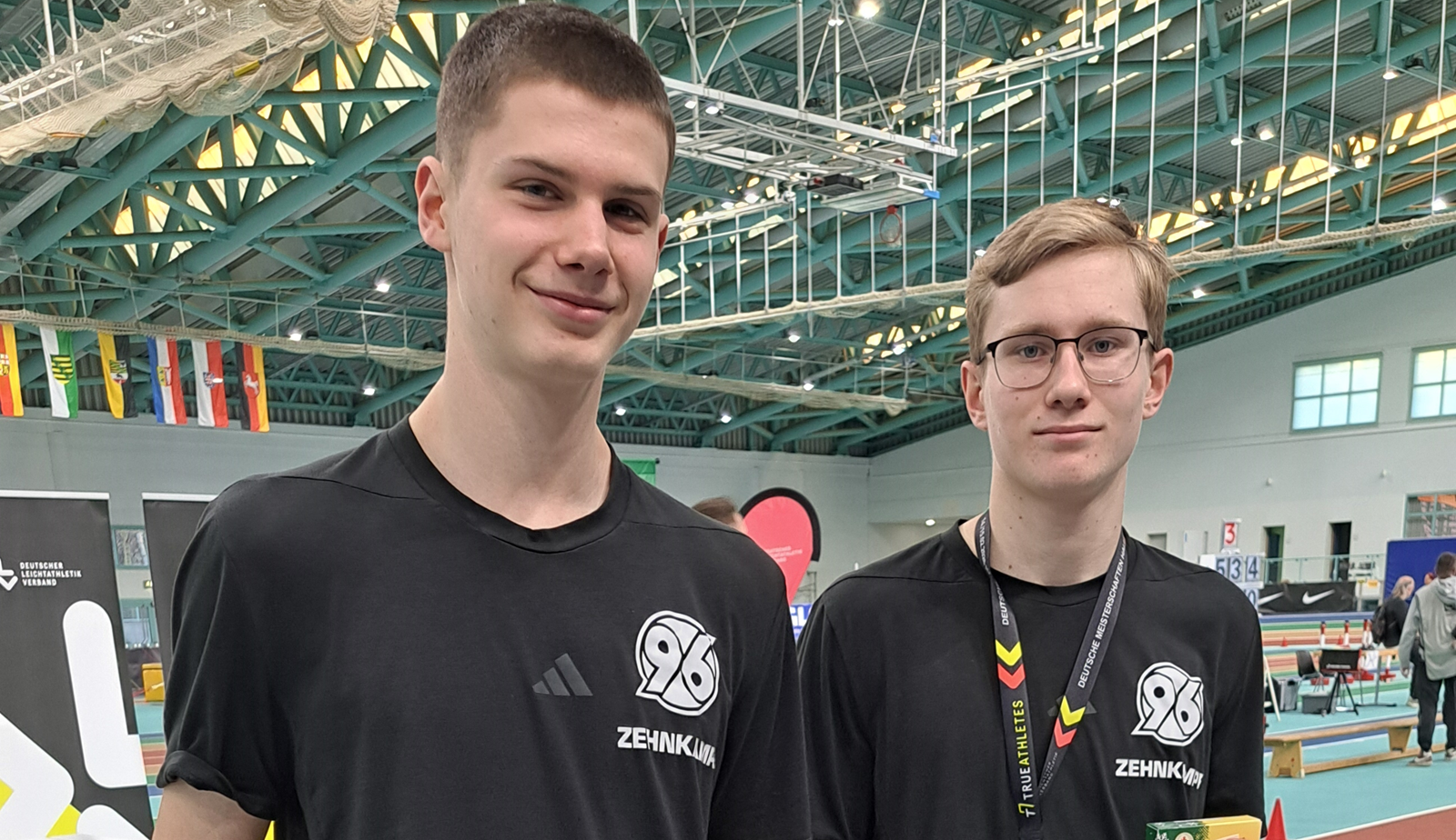 Hannes Brinkmann und Magnus Vieth halten ihre Urkunde in die Luft.